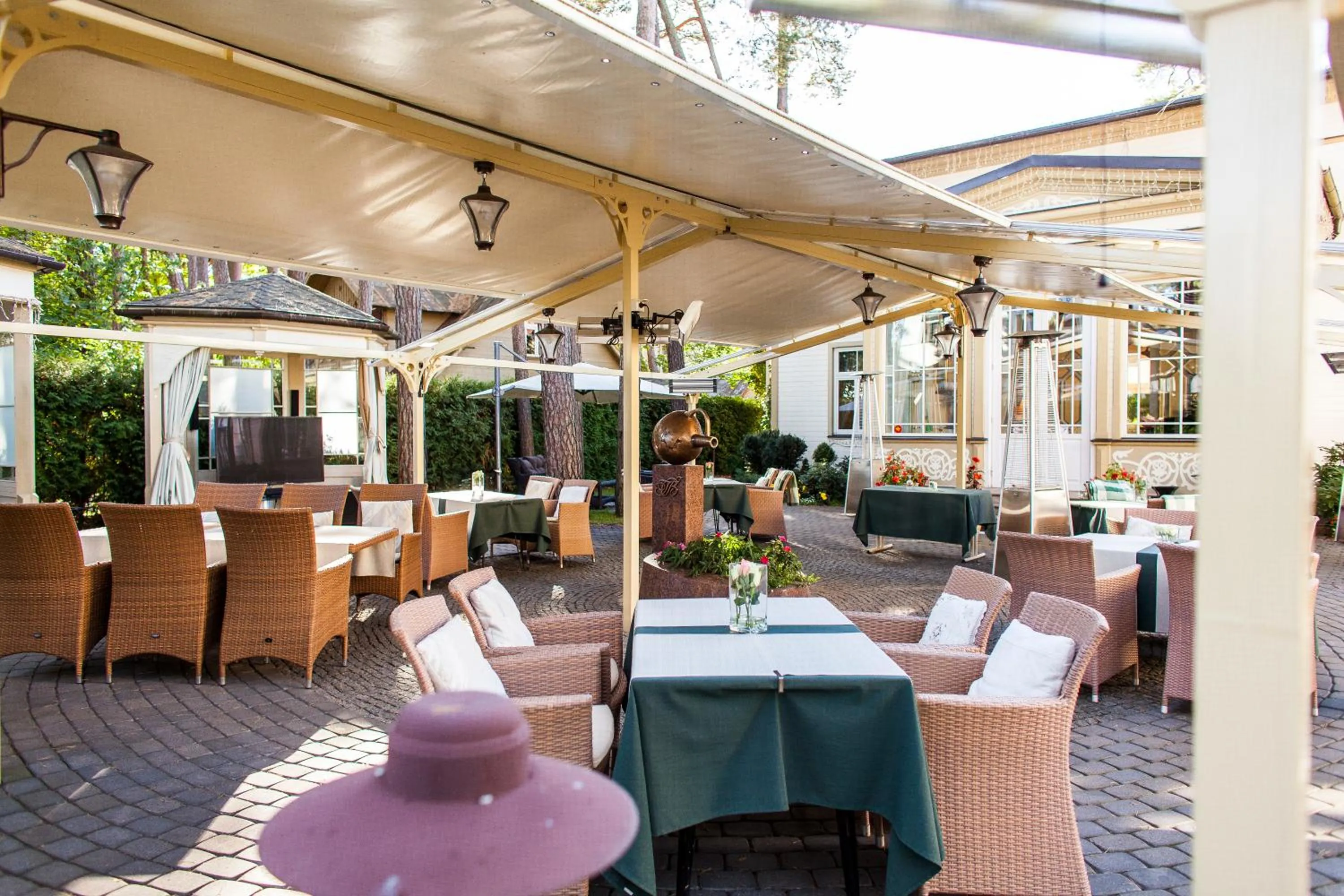 Restaurant/places to eat in TB Palace Hotel & SPA