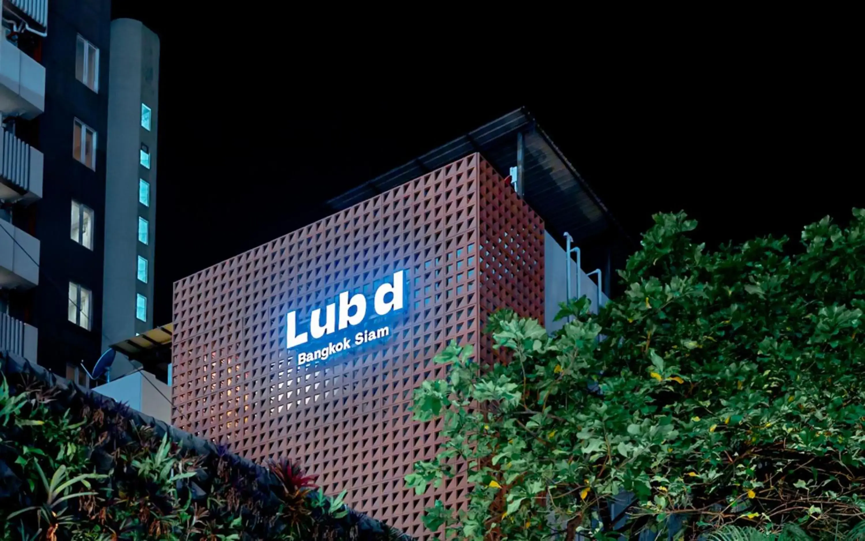 Property building in Lub d Bangkok Siam - New Look, Across from MBK & Skytrain Access Property building in Lub d Bangkok Siam - New Look, Across from MBK & Skytrain Access