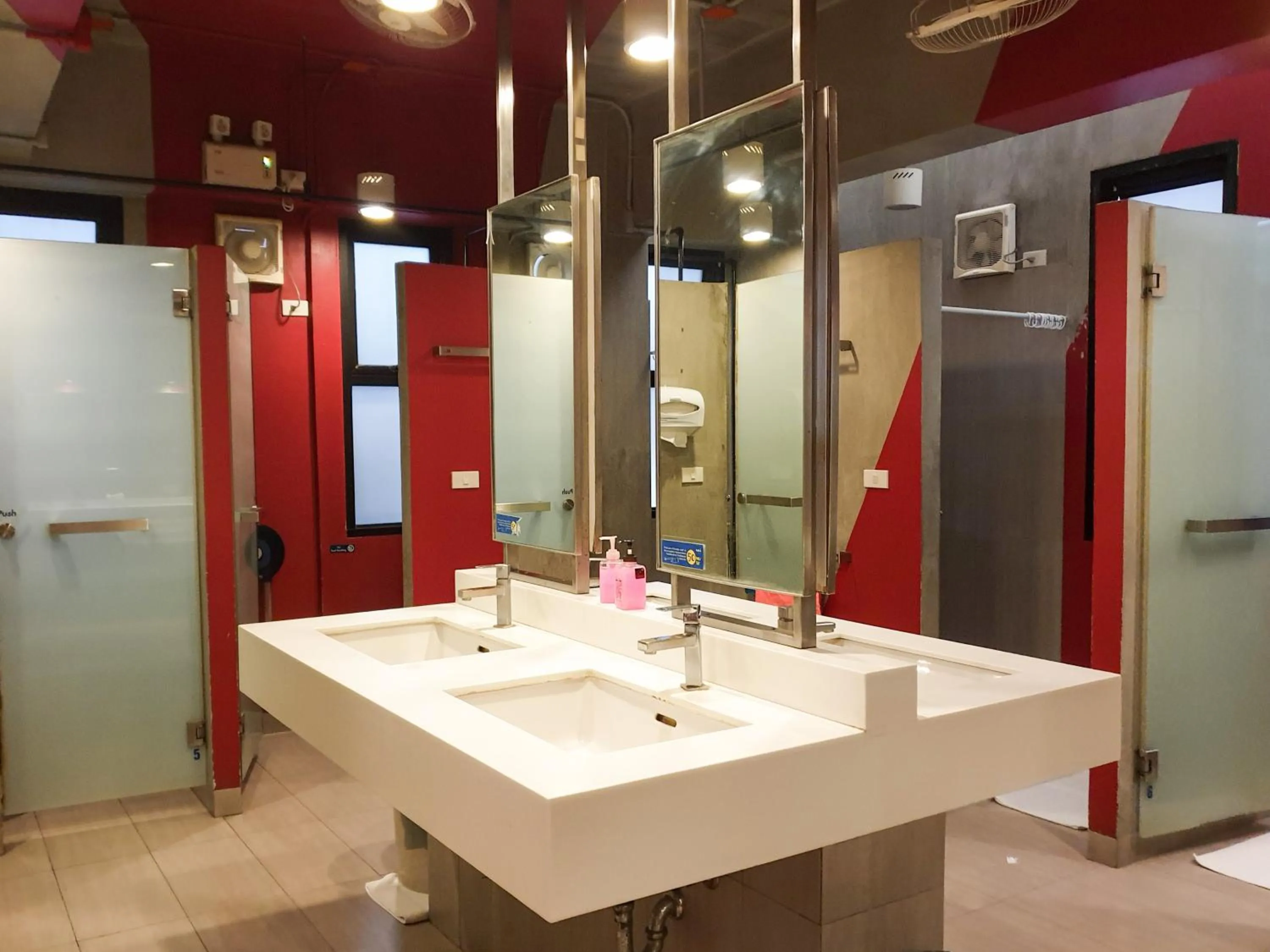 Shower in Lub d Bangkok Siam - Opposite MBK & Next to Skytrain - Perfect for shopping lovers!