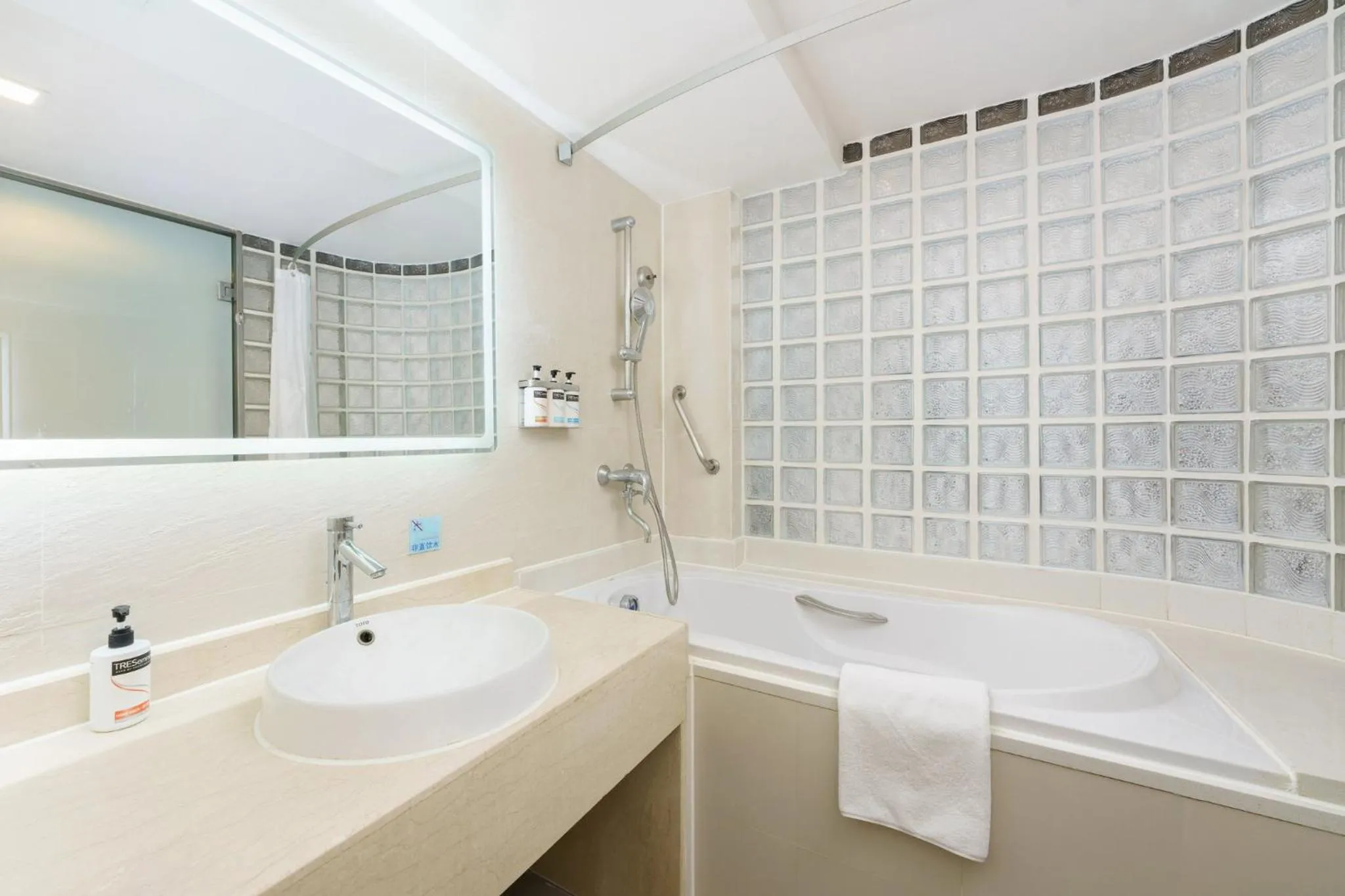 Photo of the whole room in Holiday Inn Express City Centre Dalian by IHG