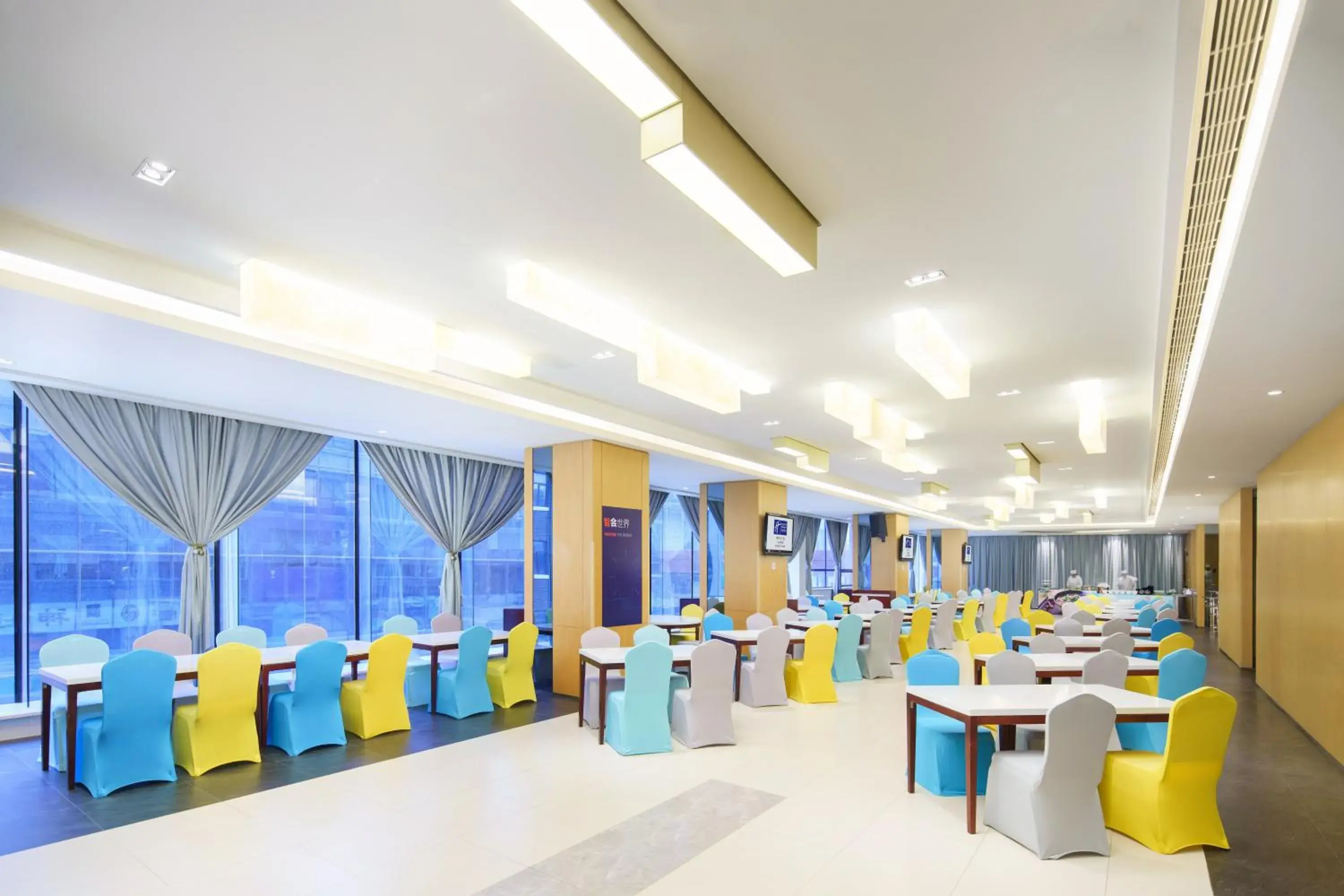 Restaurant/places to eat in Holiday Inn Express City Centre Dalian by IHG Restaurant/places to eat in Holiday Inn Express City Centre Dalian by IHG