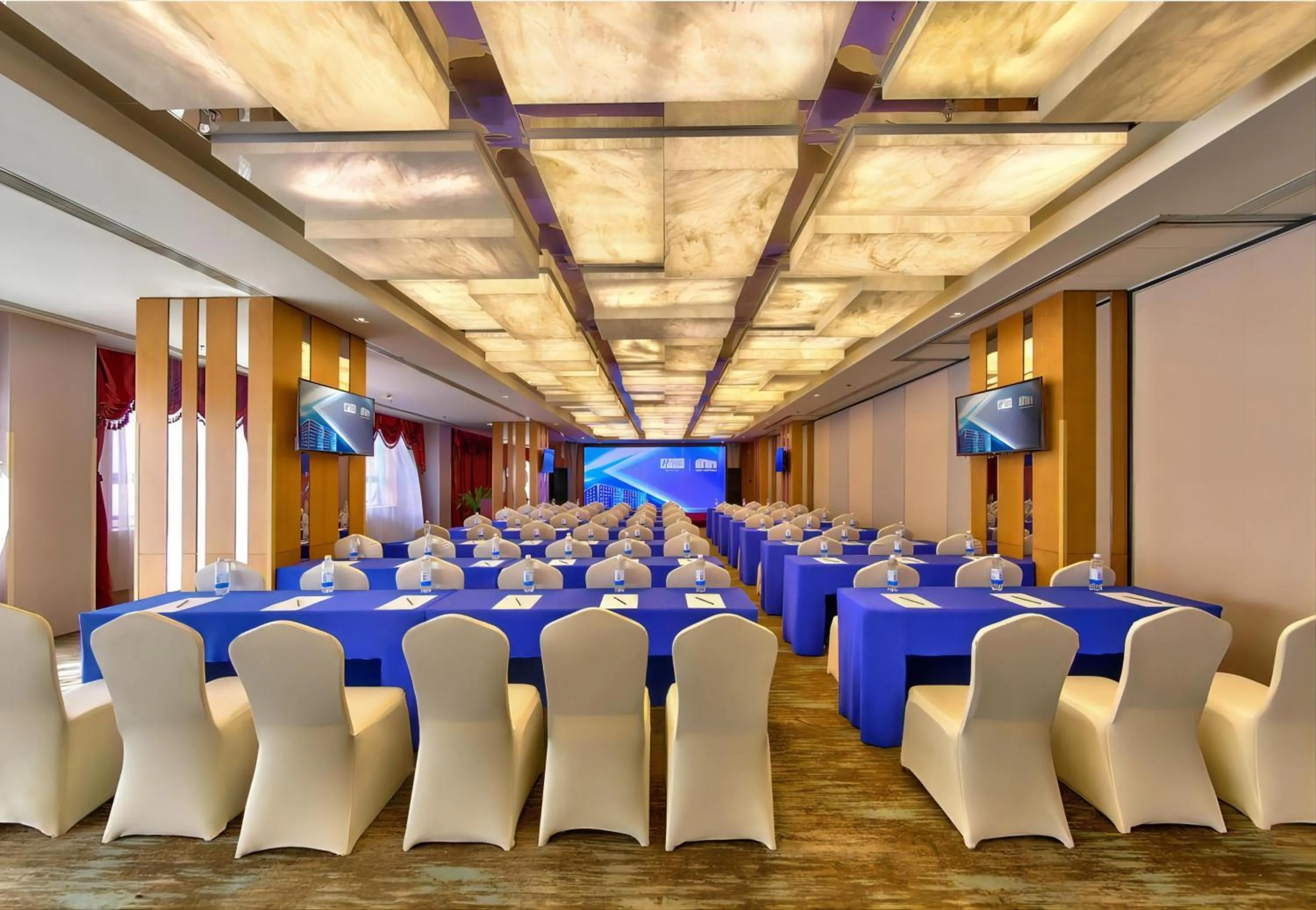 Meeting/conference room in Holiday Inn Express City Centre Dalian by IHG