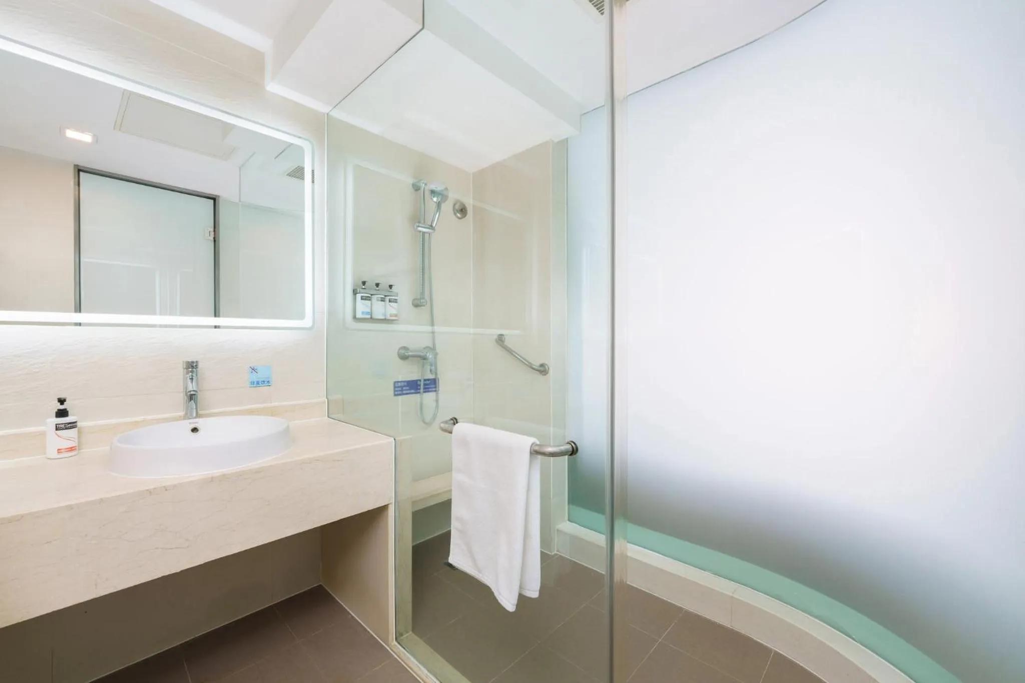 Photo of the whole room in Holiday Inn Express City Centre Dalian by IHG