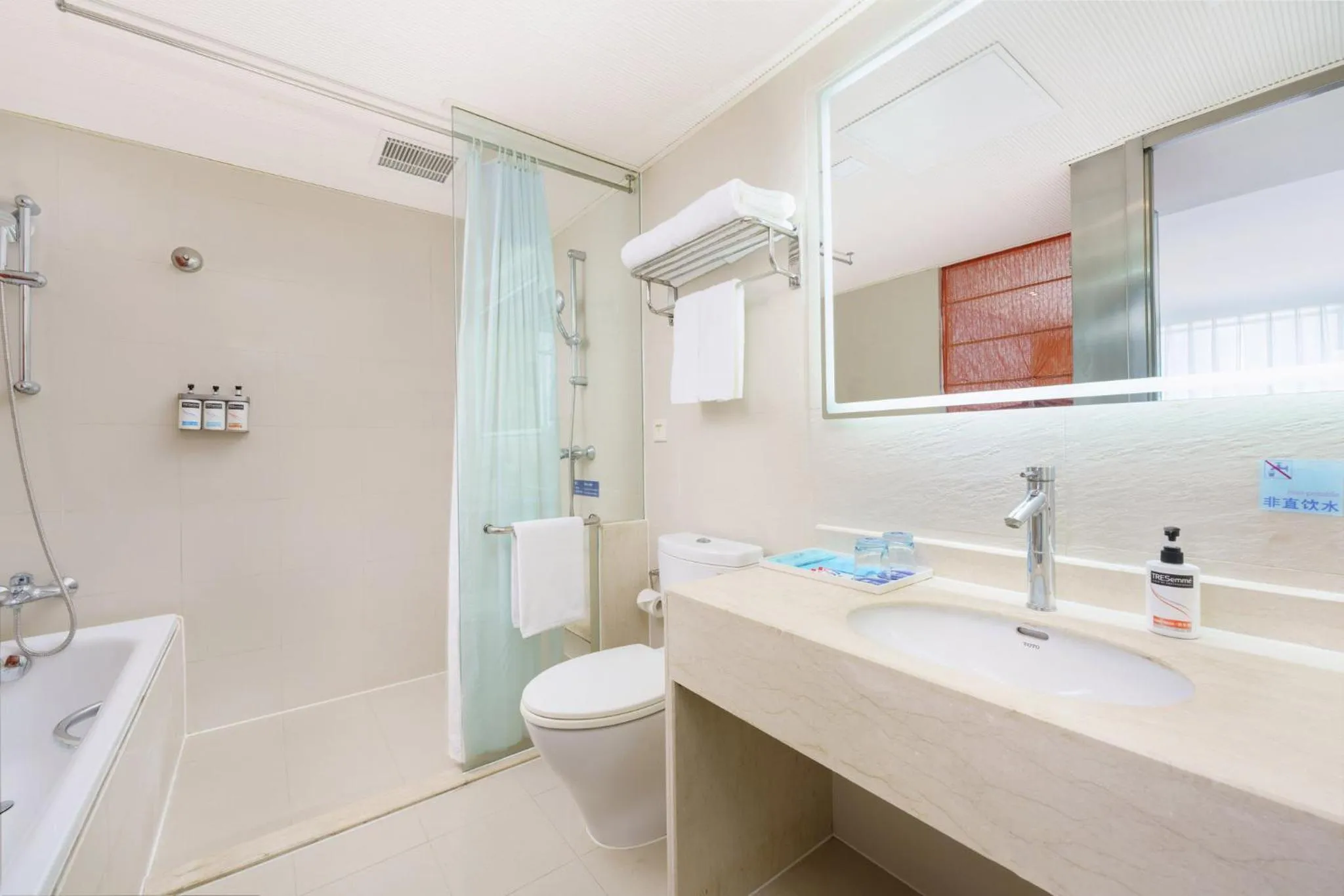 Bathroom in Holiday Inn Express City Centre Dalian by IHG
