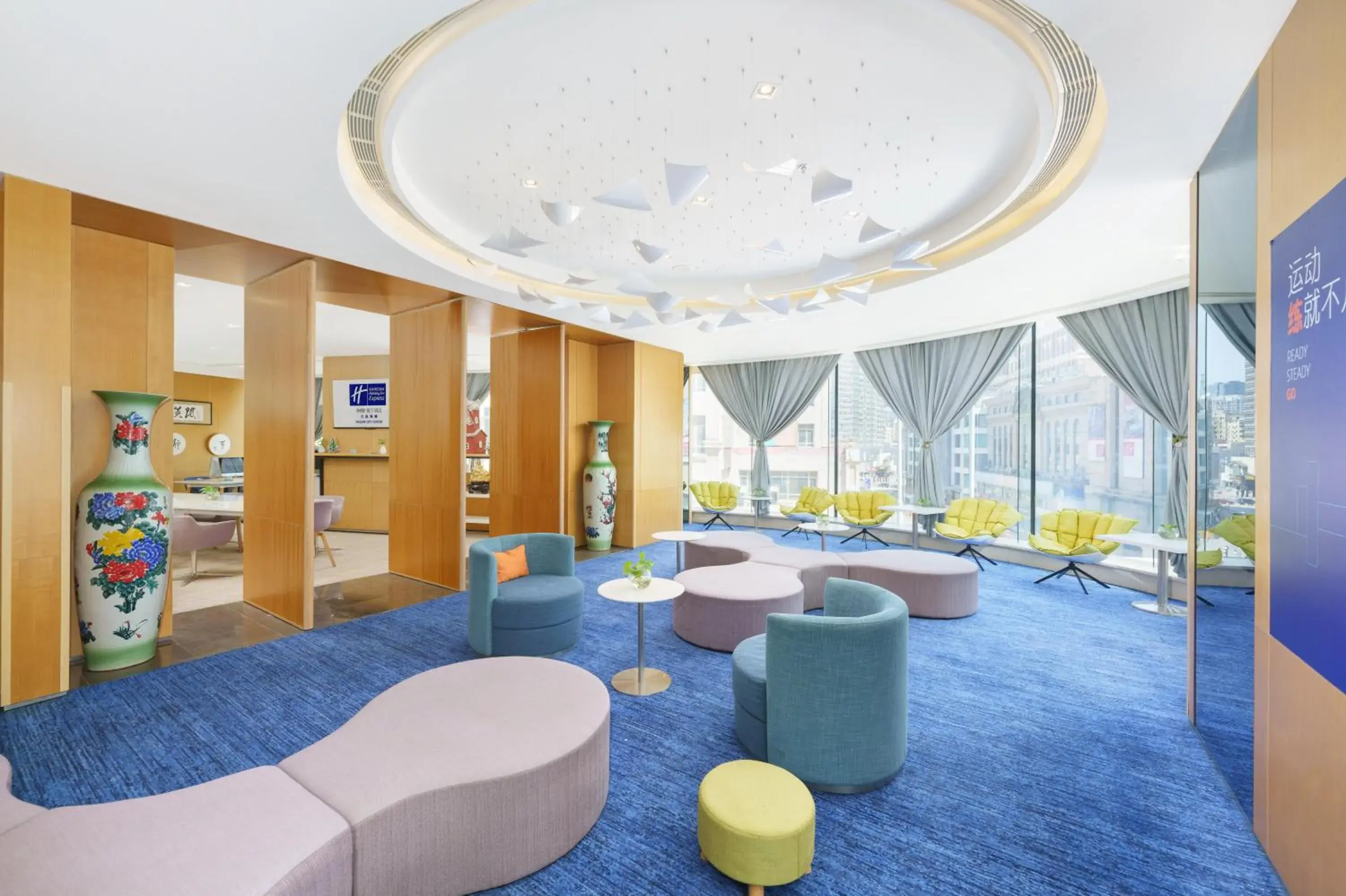 Lounge or bar in Holiday Inn Express City Centre Dalian by IHG Lounge or bar in Holiday Inn Express City Centre Dalian by IHG