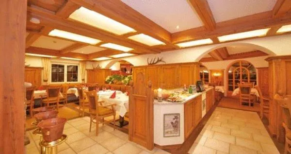 Restaurant/places to eat in Hotel Lisa