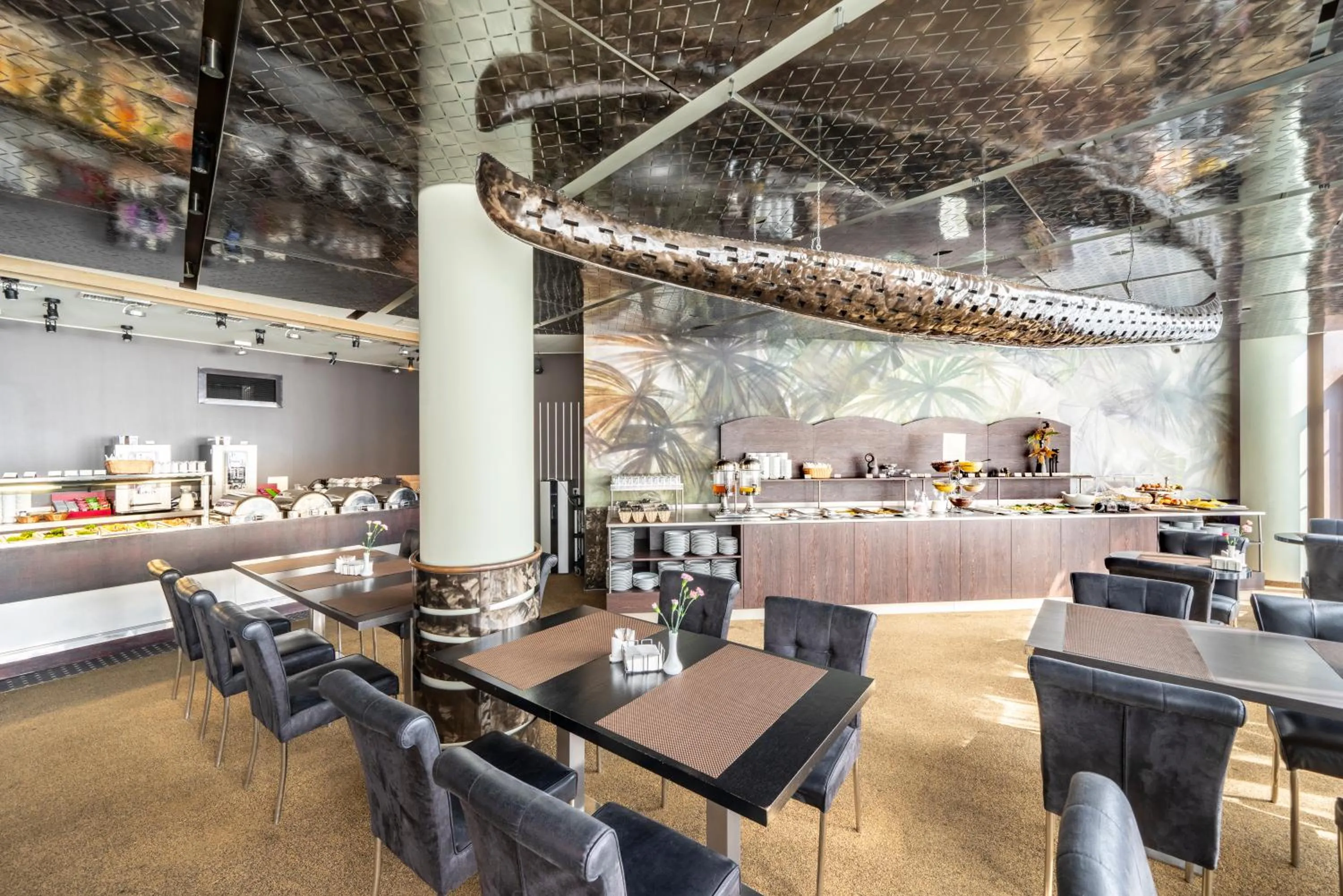 Restaurant/places to eat in Rixwell Elefant Hotel