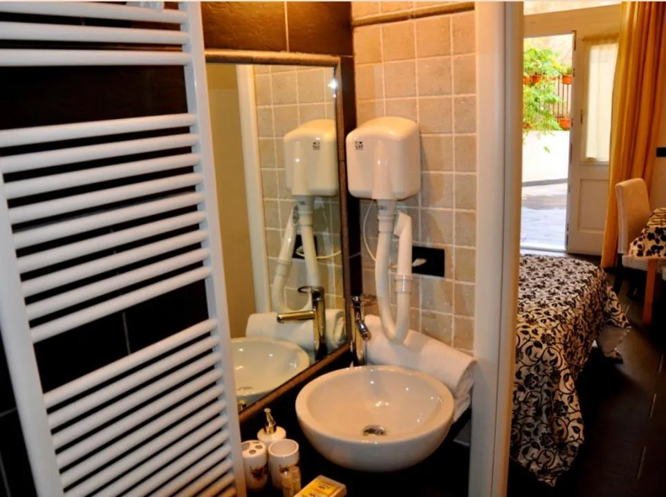 Bathroom in Affittacamere Monterosso 5 Terre