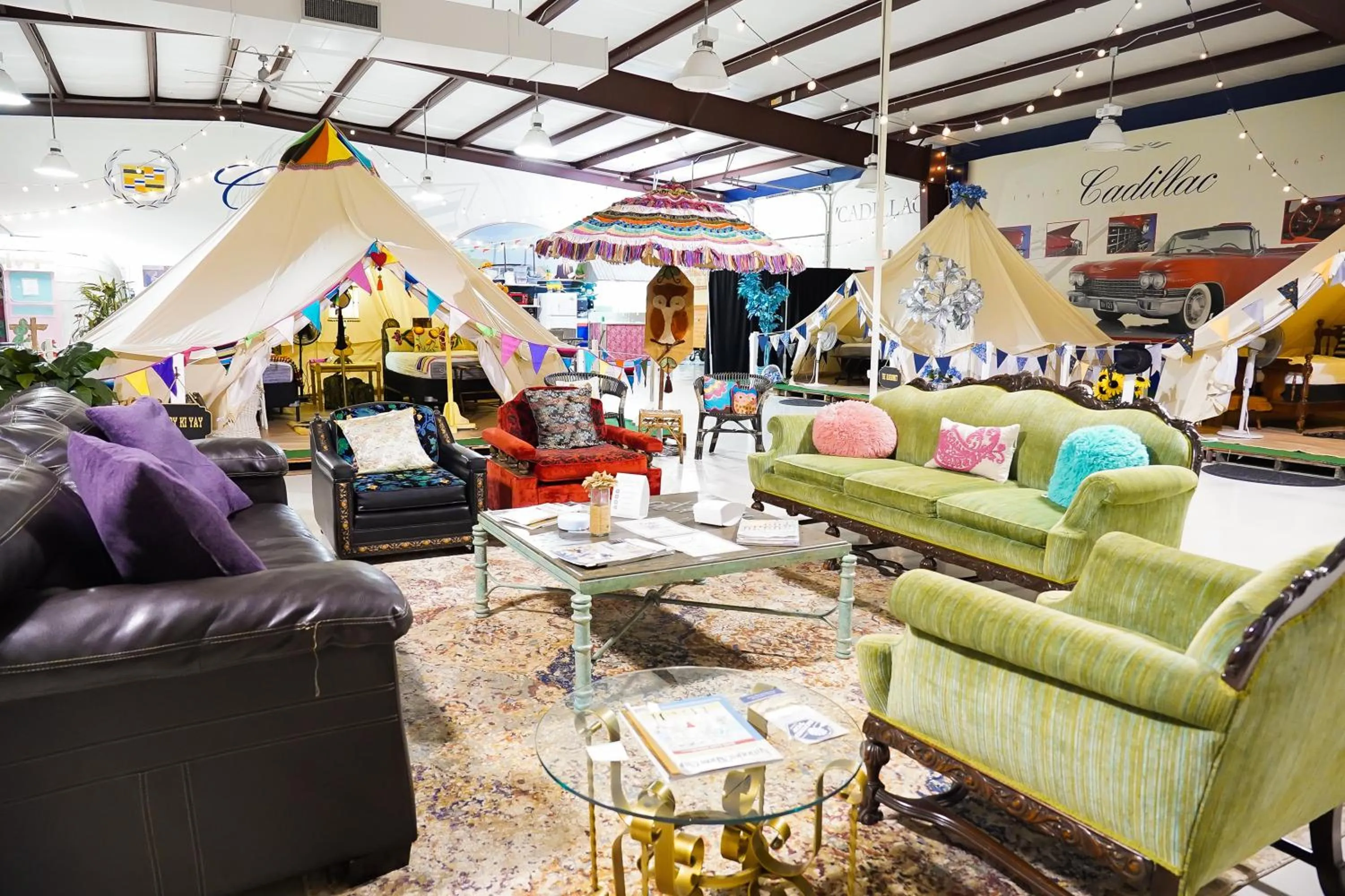 Lounge or bar in Lone Star Glamp Inn