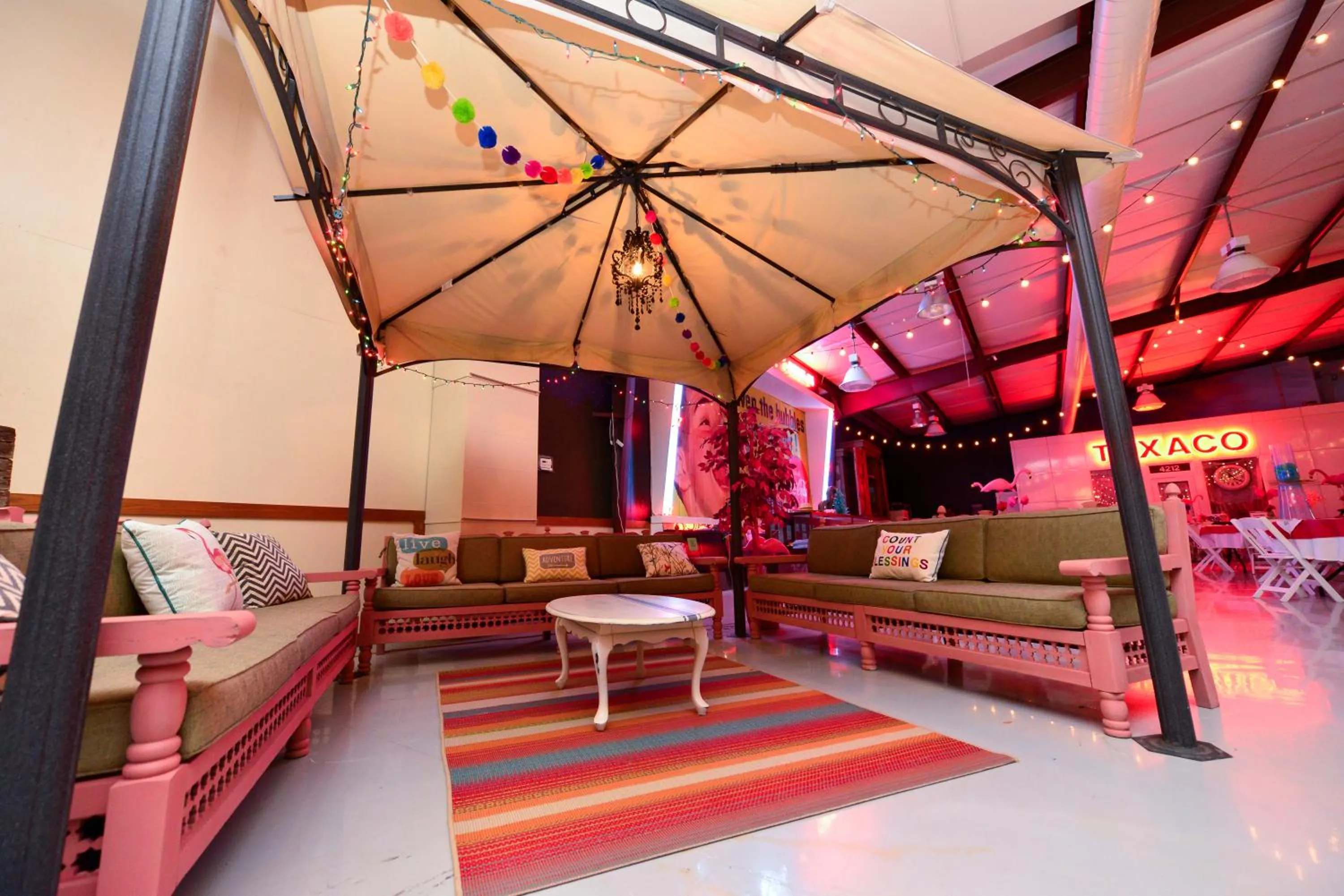 Lounge or bar in Lone Star Glamp Inn