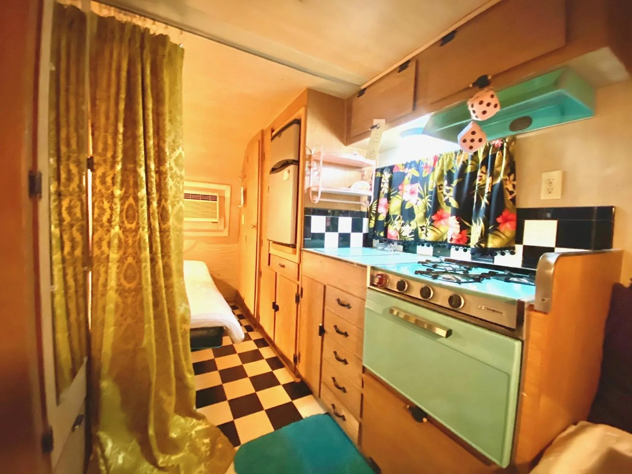 Kitchen or kitchenette in Lone Star Glamp Inn