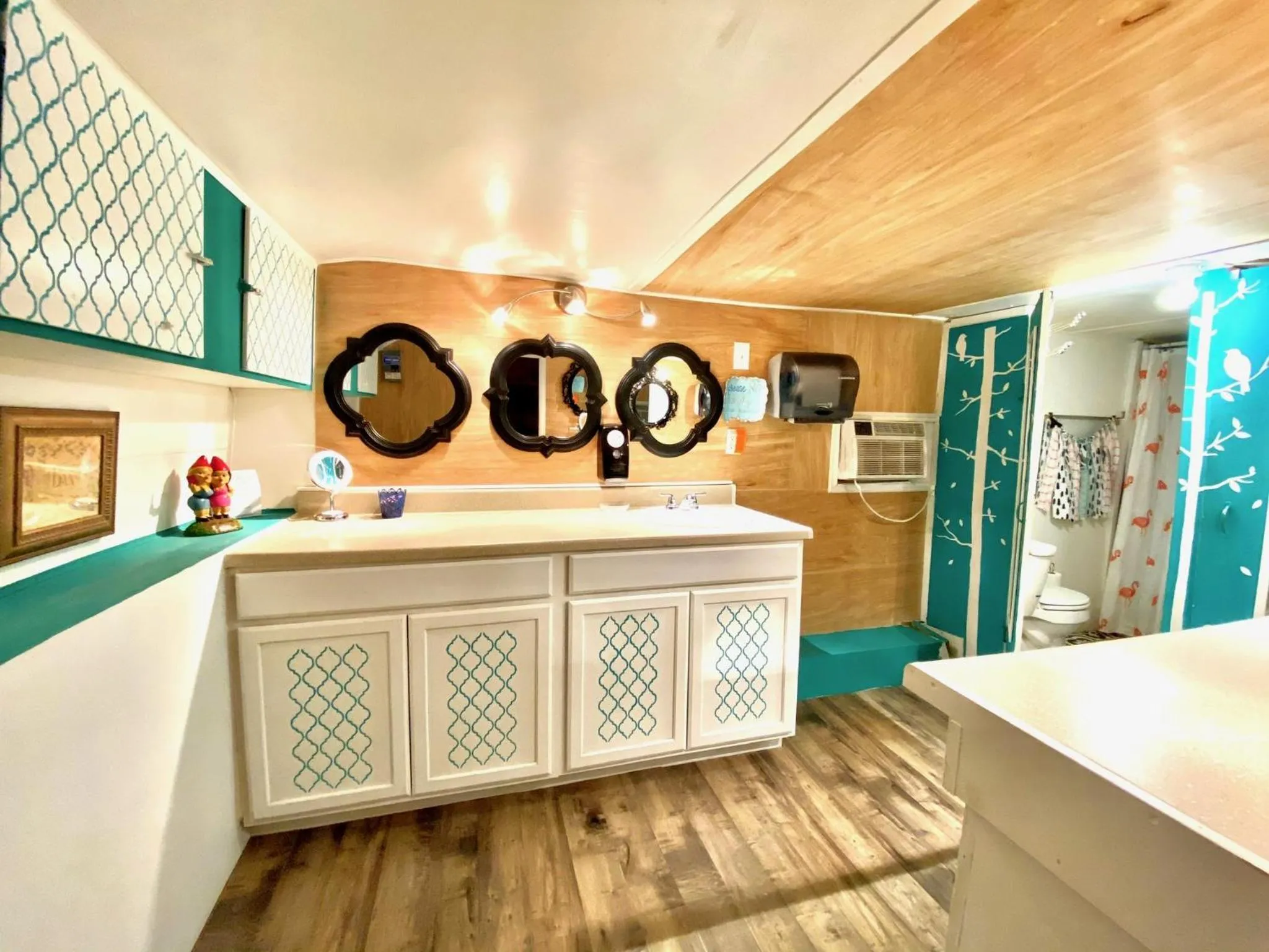 Bathroom in Lone Star Glamp Inn