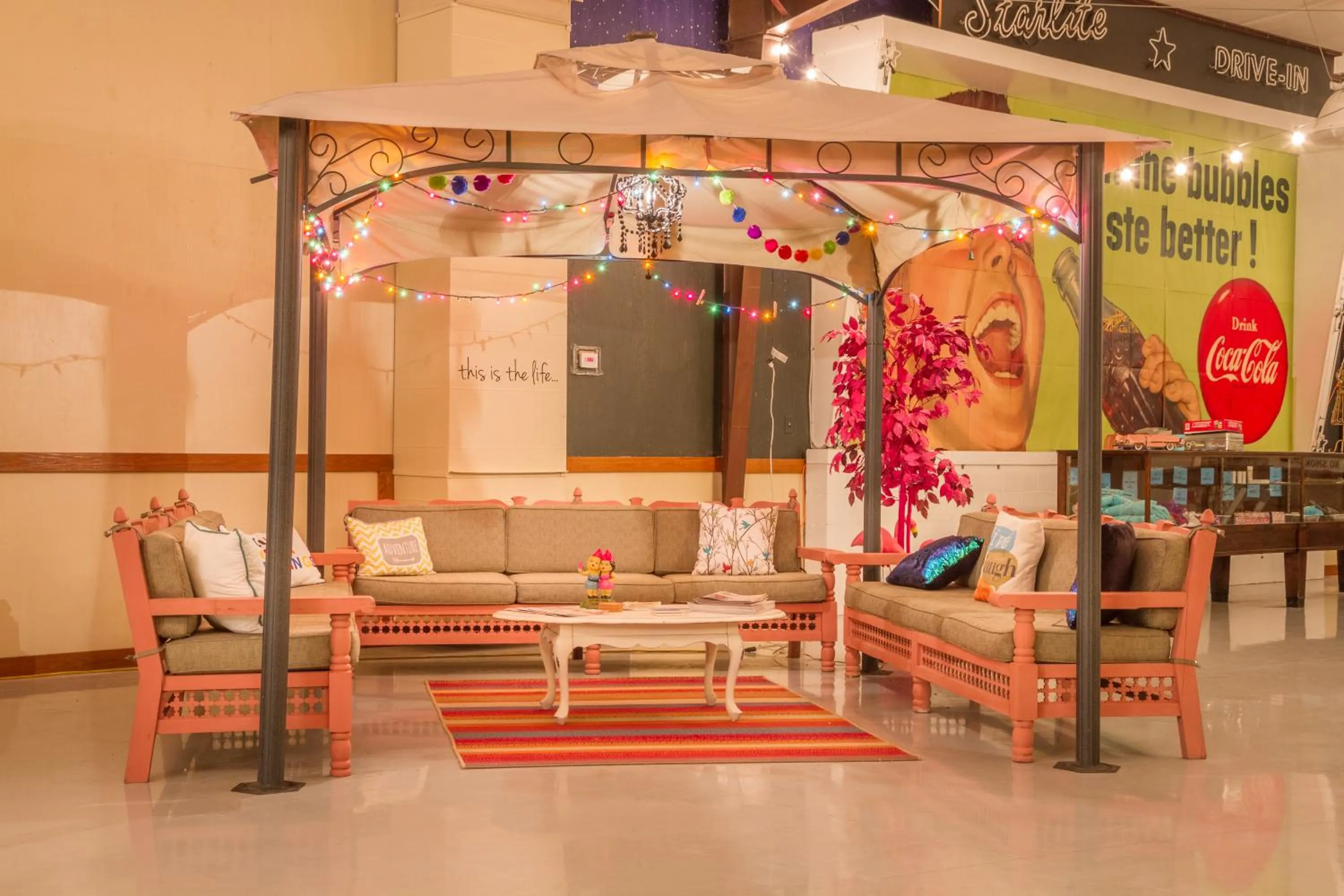 Lounge or bar in Lone Star Glamp Inn