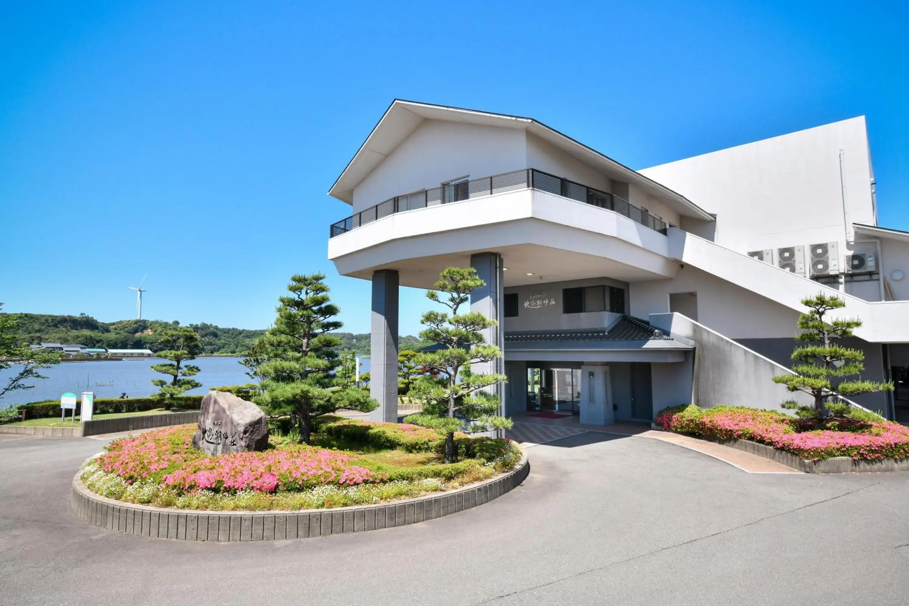 Facade/entrance in Awara Kitagata Onsen Kohanso Hana Yurari Facade/entrance in Awara Kitagata Onsen Kohanso Hana Yurari