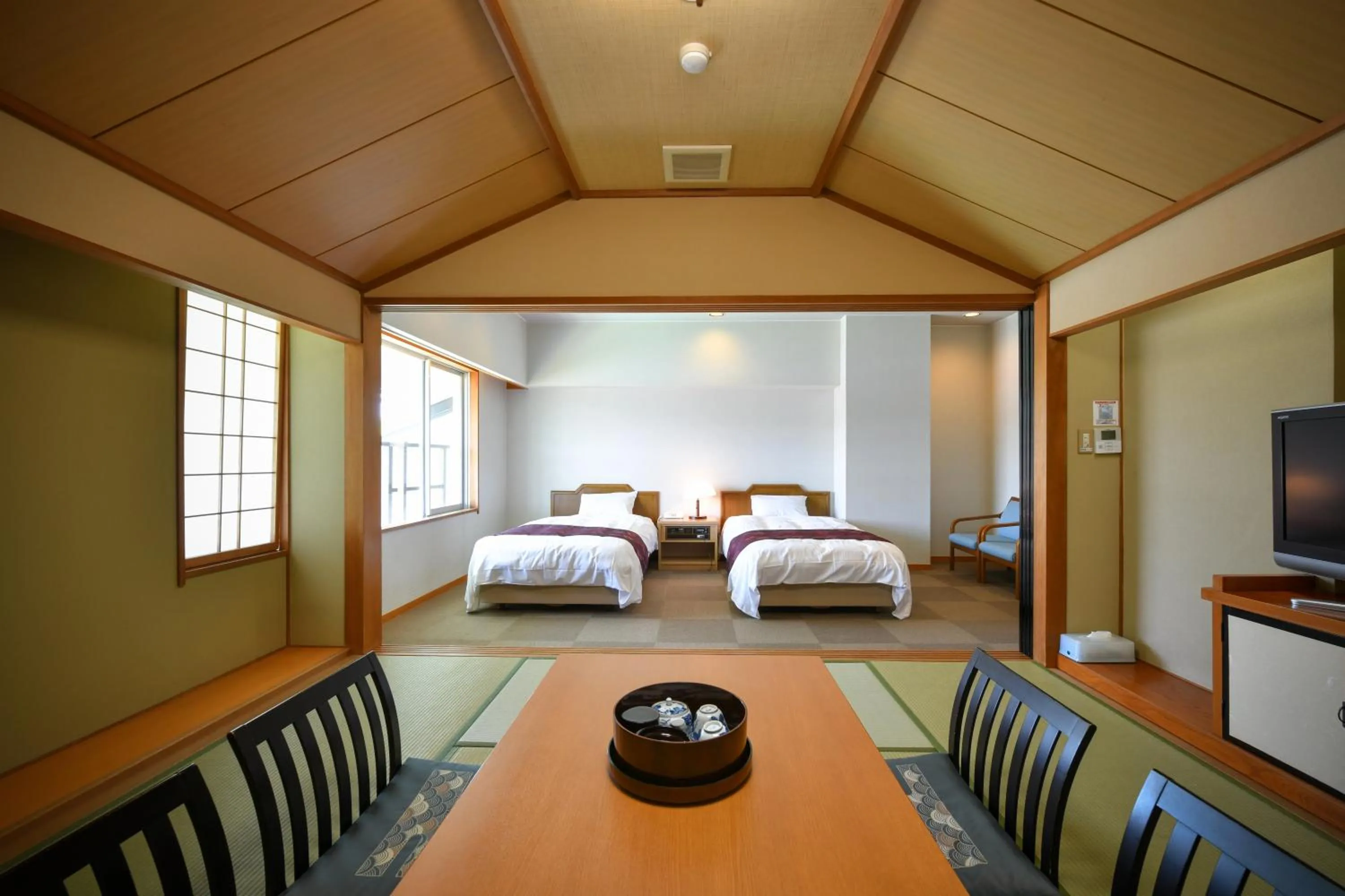 Photo of the whole room, Bed in Awara Kitagata Onsen Kohanso Hana Yurari