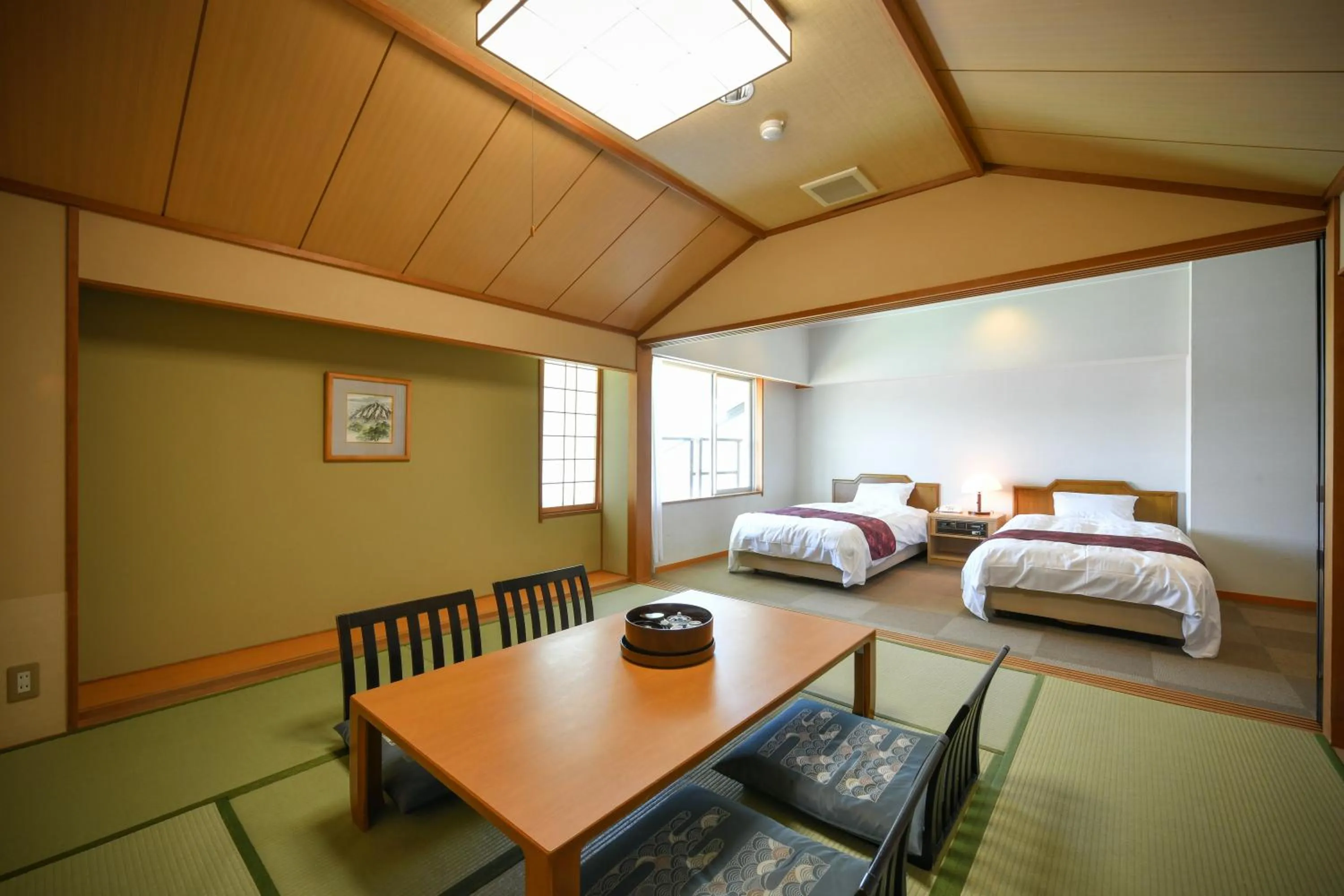 Photo of the whole room, Bed in Awara Kitagata Onsen Kohanso Hana Yurari