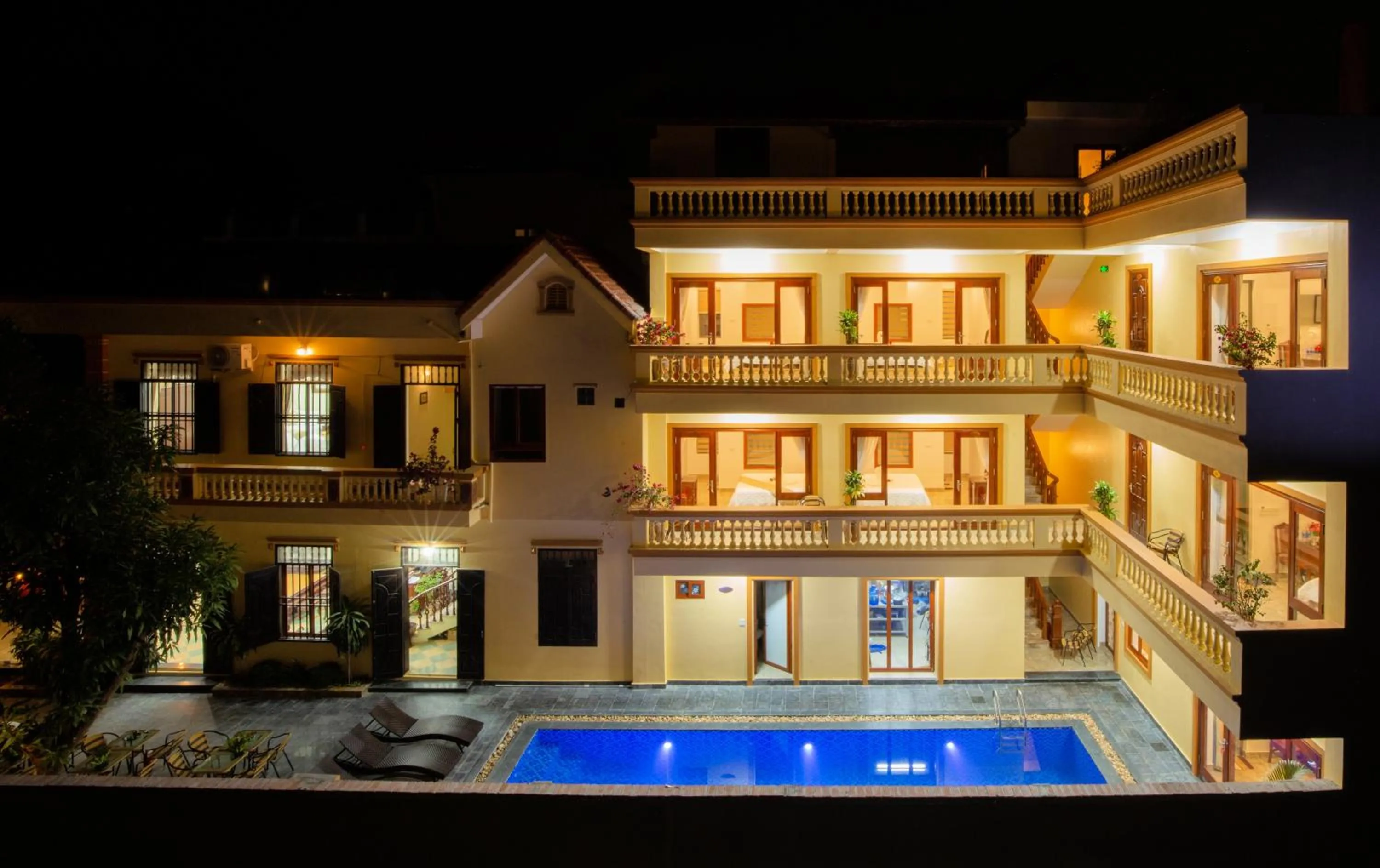 Swimming pool in Lys Homestay