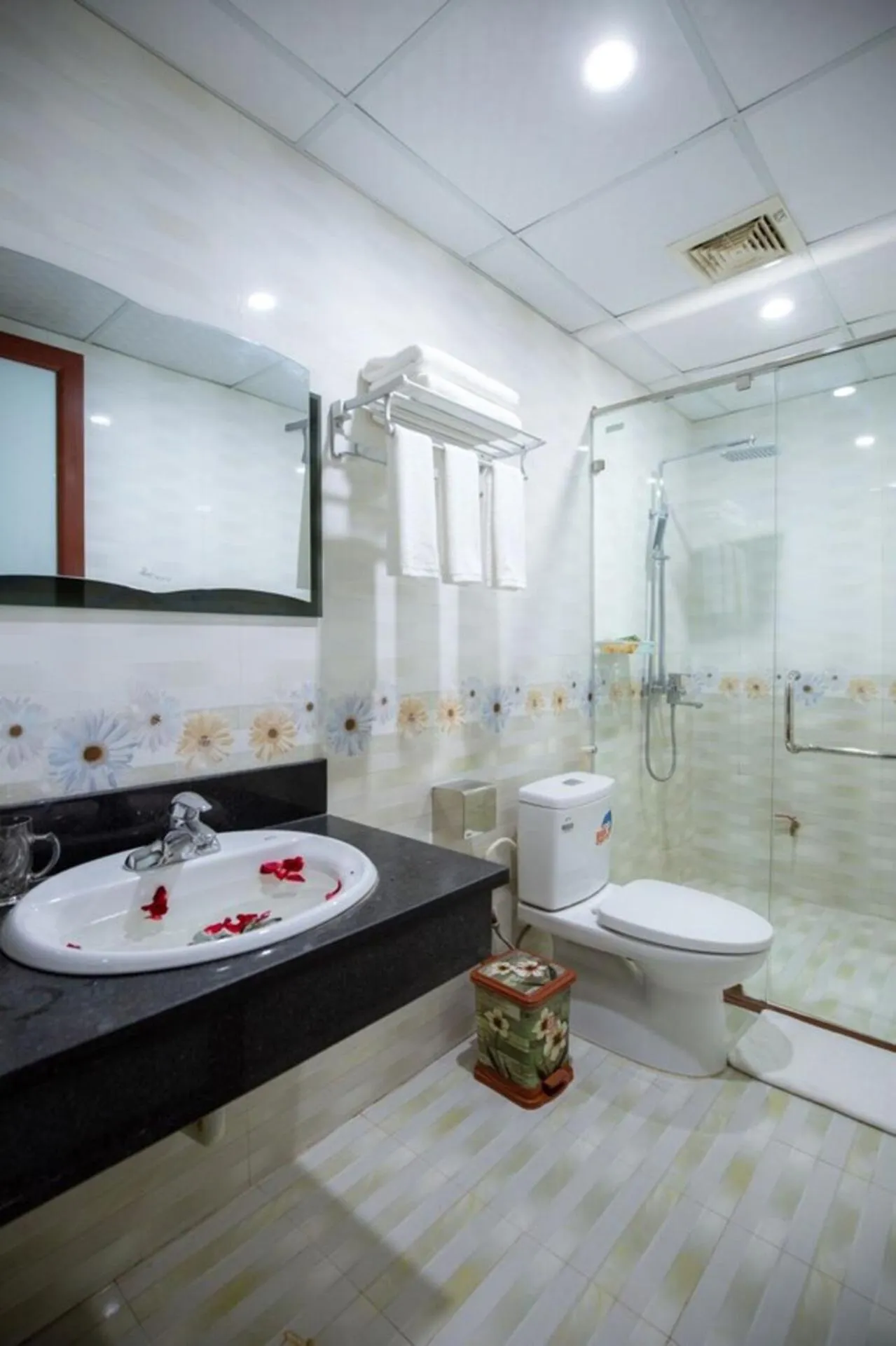 Shower in Lys Homestay