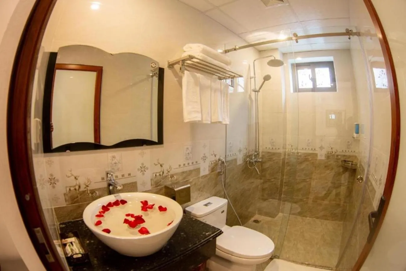 Shower in Lys Homestay