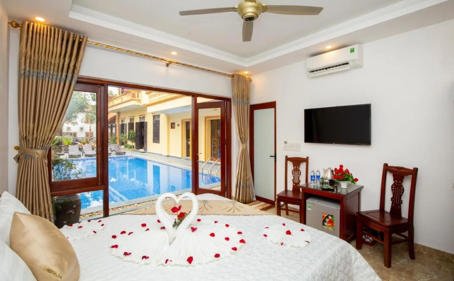 Communal lounge/ TV room in Lys Homestay