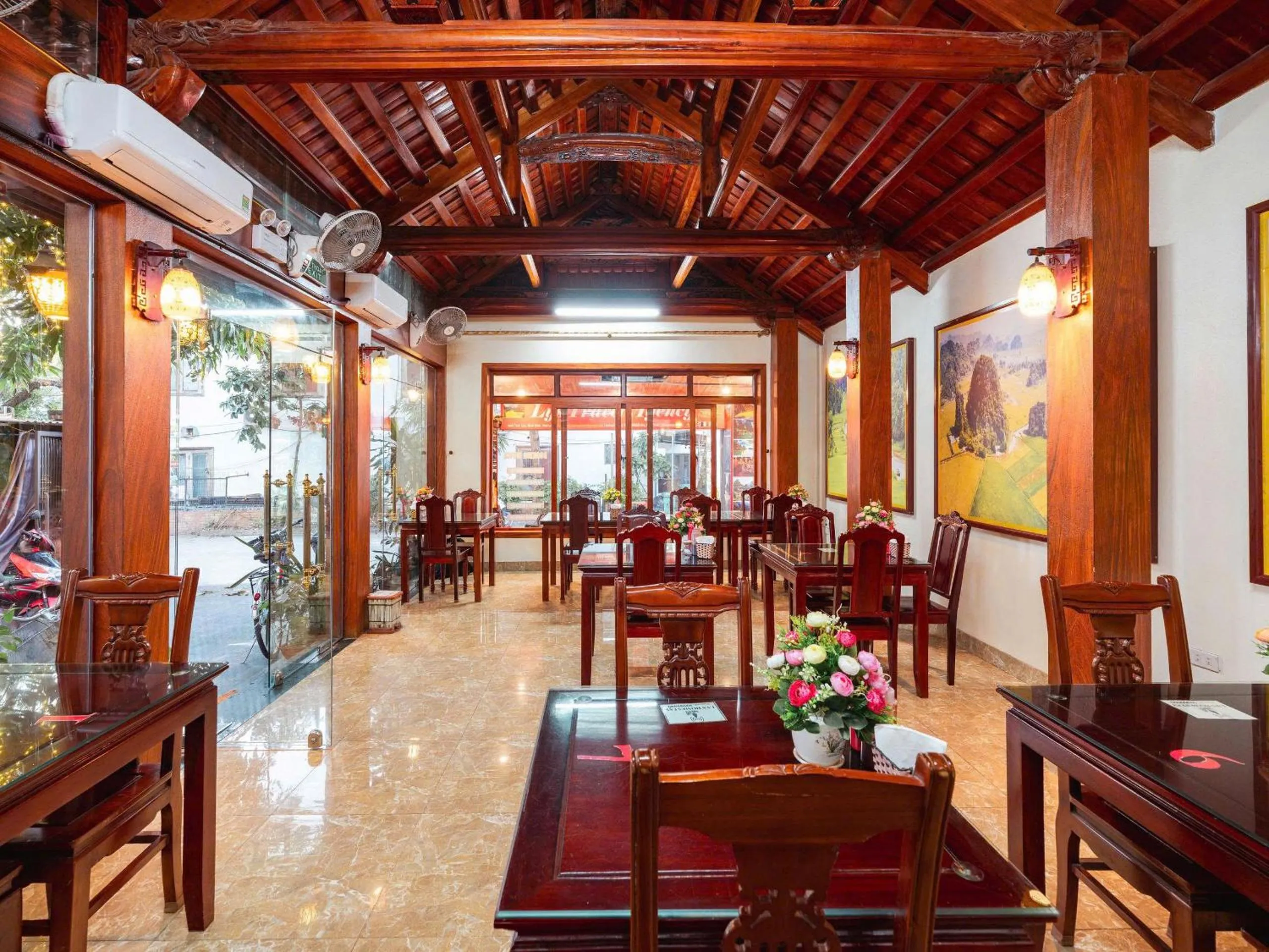Restaurant/places to eat in Lys Homestay