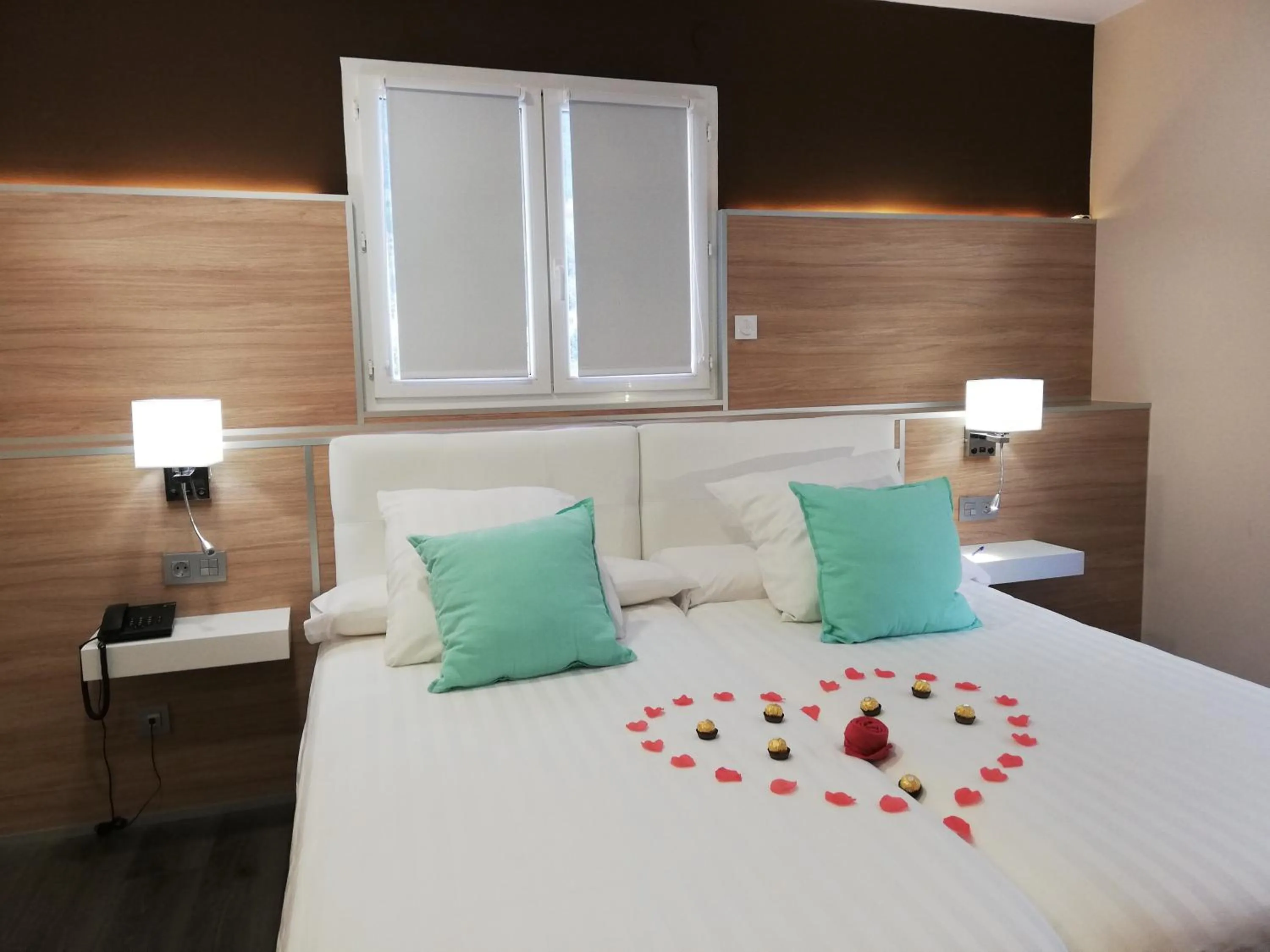 Bedroom, Bed in Hotel Restaurant Rose des Pyrénées