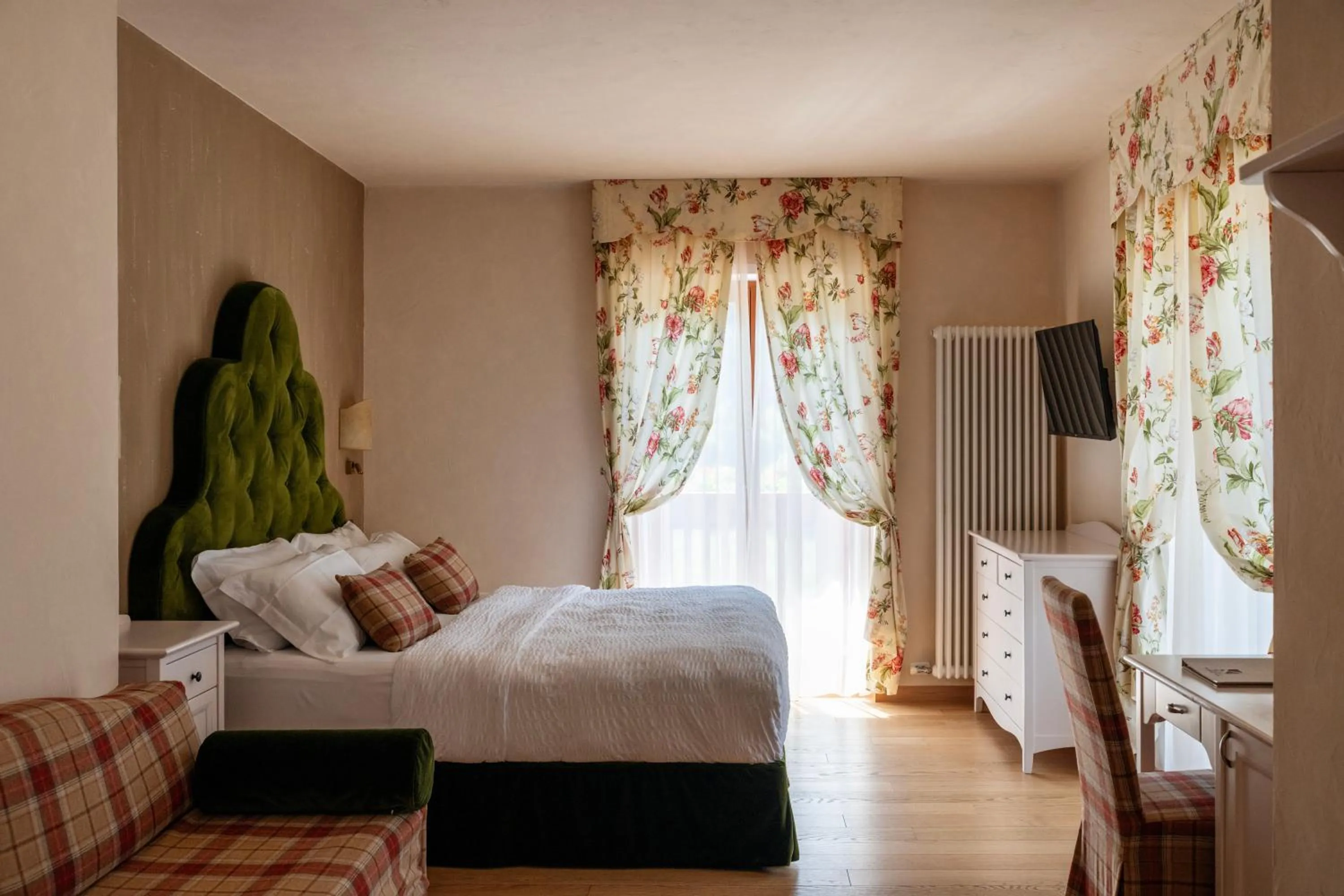 Photo of the whole room, Bed in Hotel Du Lac