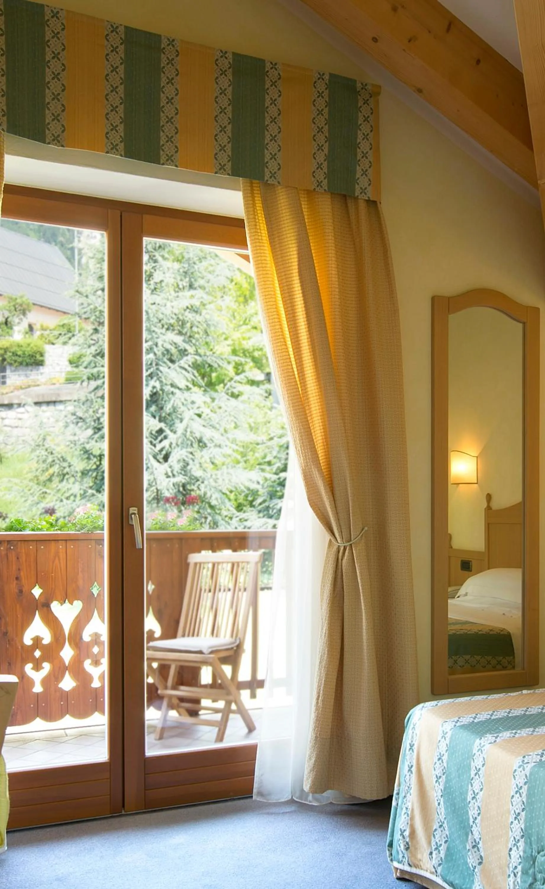 Balcony/Terrace, Bed in Hotel Du Lac