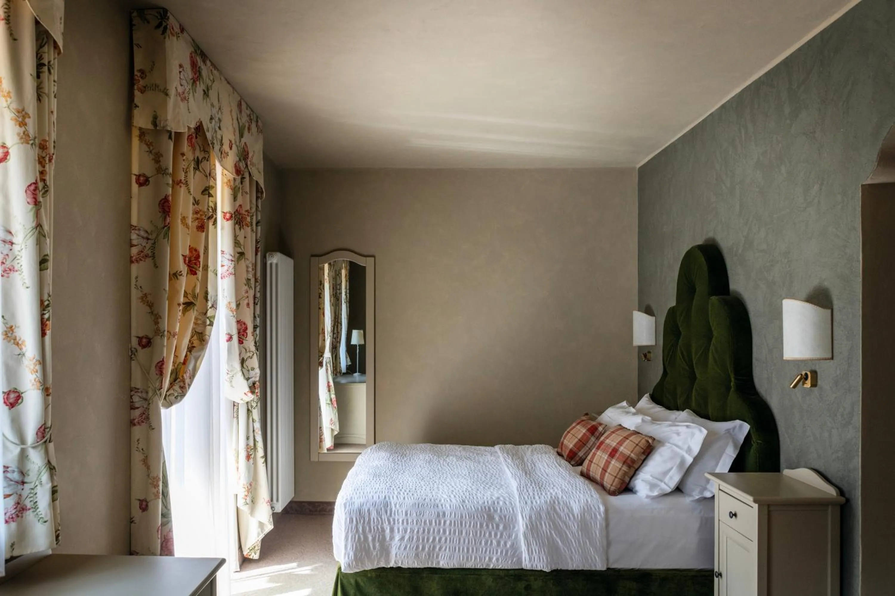 Photo of the whole room, Bed in Hotel Du Lac