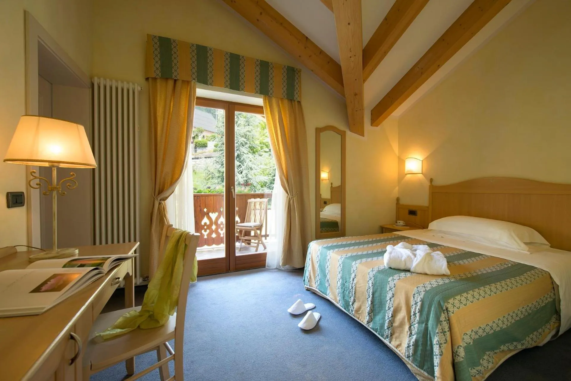 Patio, Bed in Hotel Du Lac