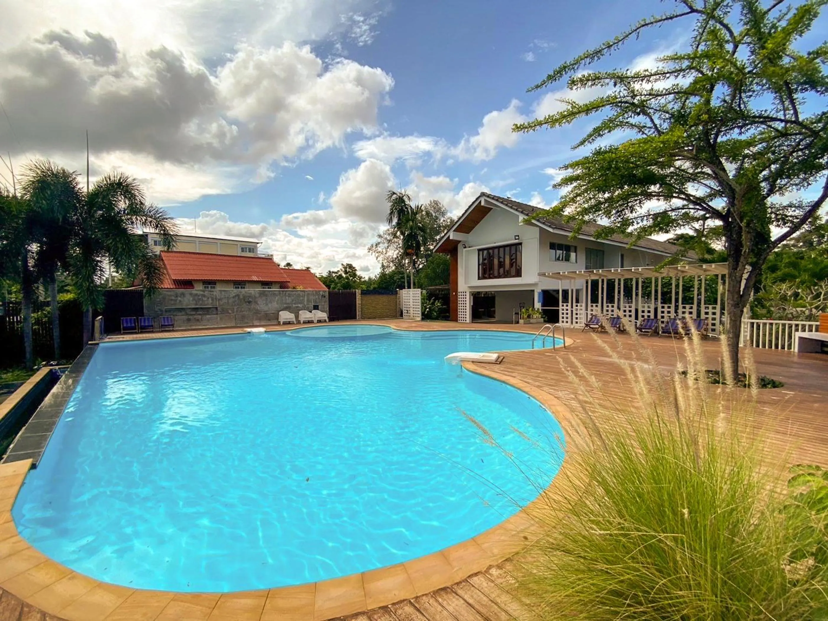 Swimming pool in Bangsaphan Resort