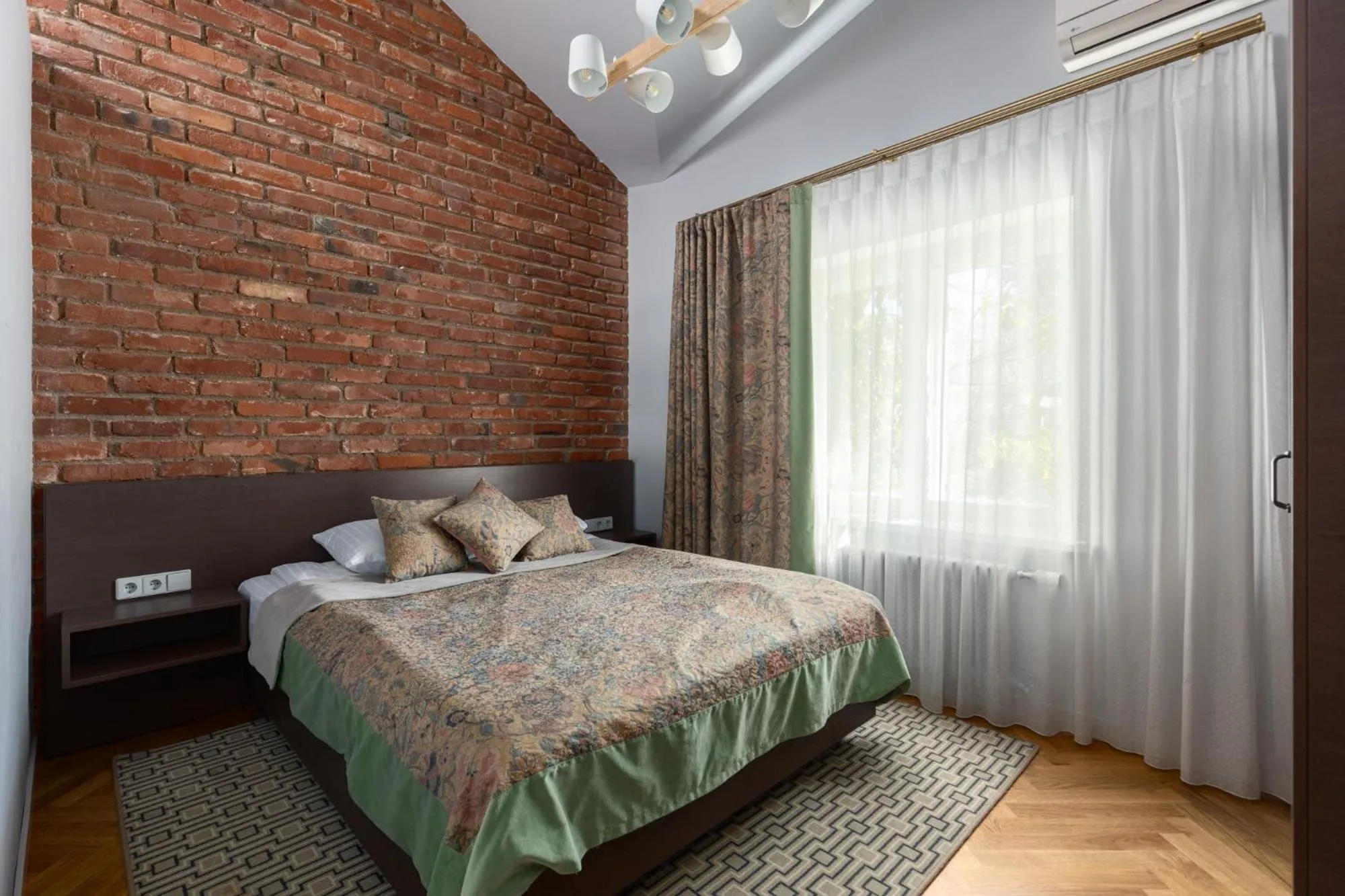 Bed in Roze Boutique Hotel