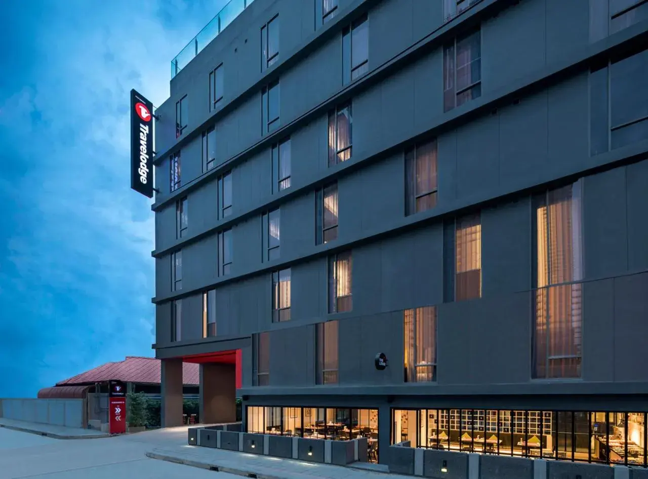 Property building in Travelodge Sukhumvit 11 Property building in Travelodge Sukhumvit 11