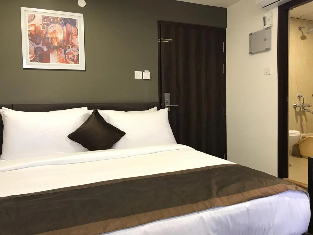 Bed in Hotel Royal Inn - Electronic City