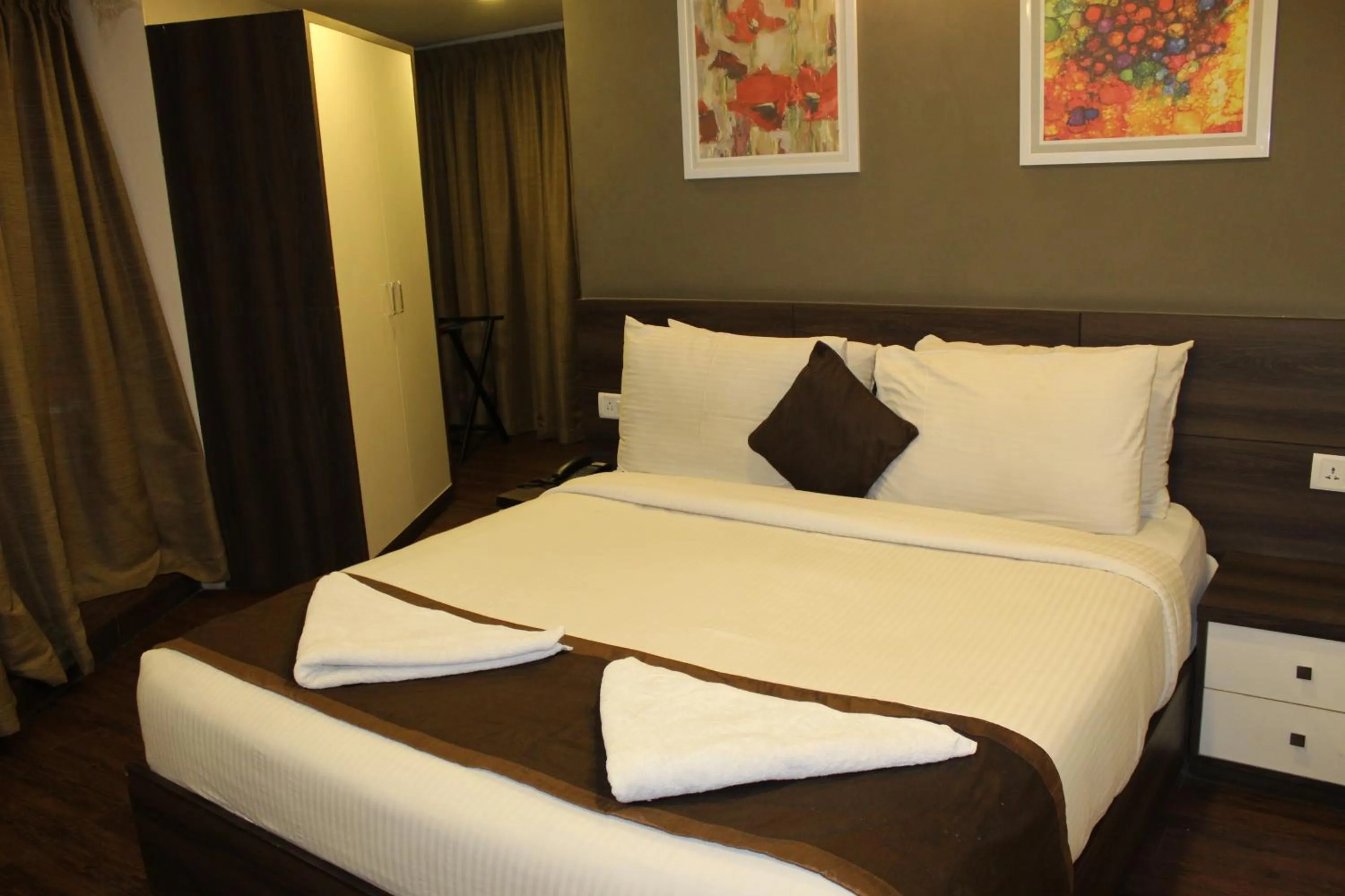 Bed in Hotel Royal Inn - Electronic City