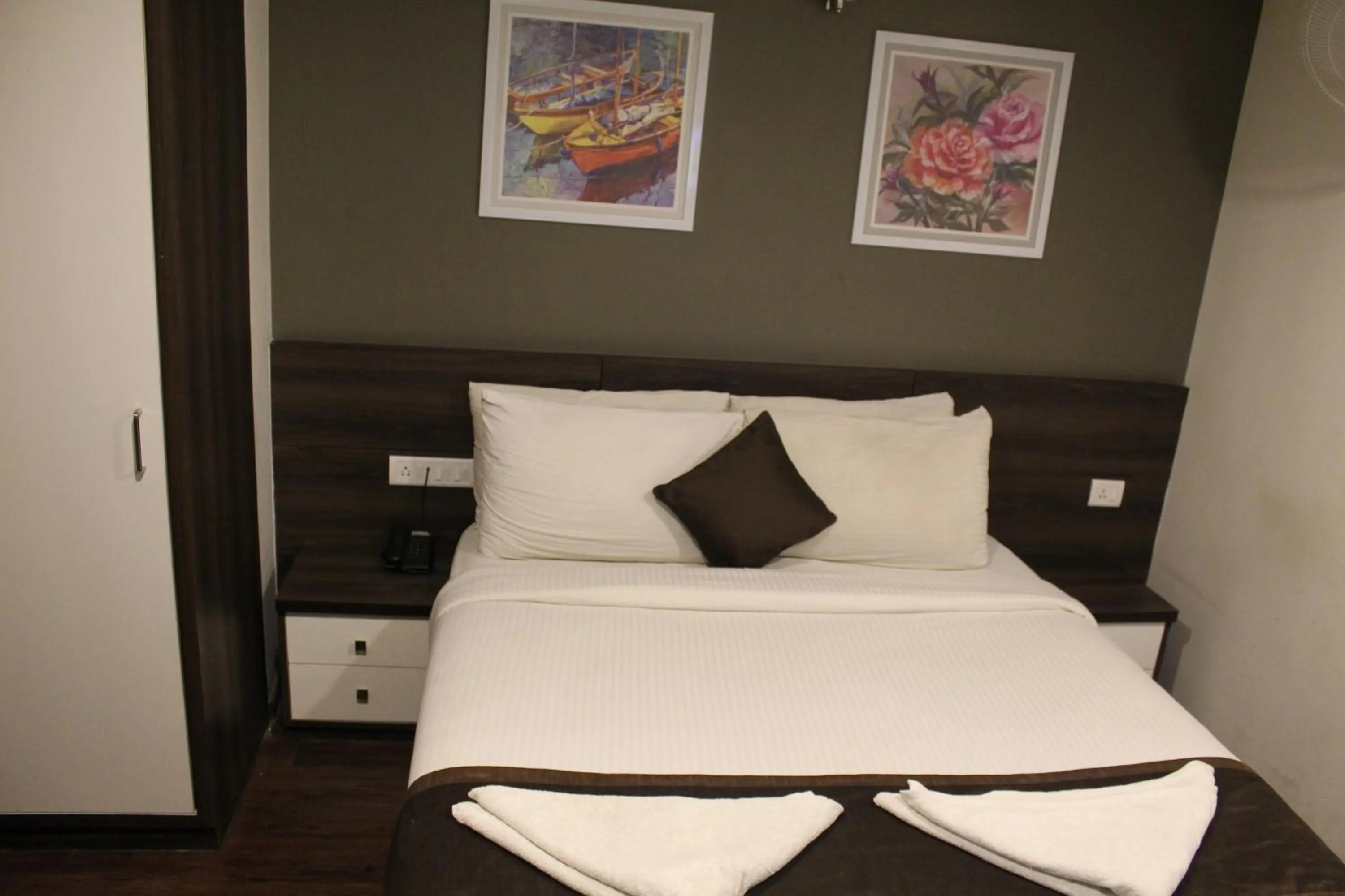 Bedroom, Bed in Hotel Royal Inn - Electronic City