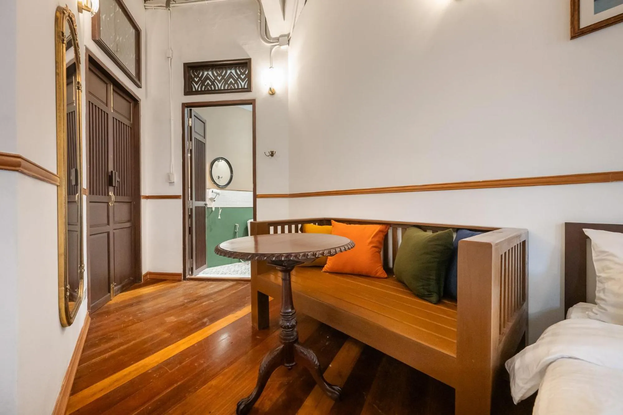 Seating area, Bed in Arun Sa Wad 103 NaNa