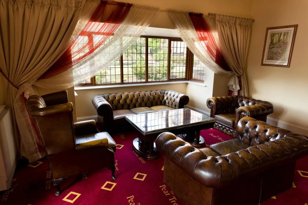 Lounge or bar in The Pear Tree Inn & Country Hotel