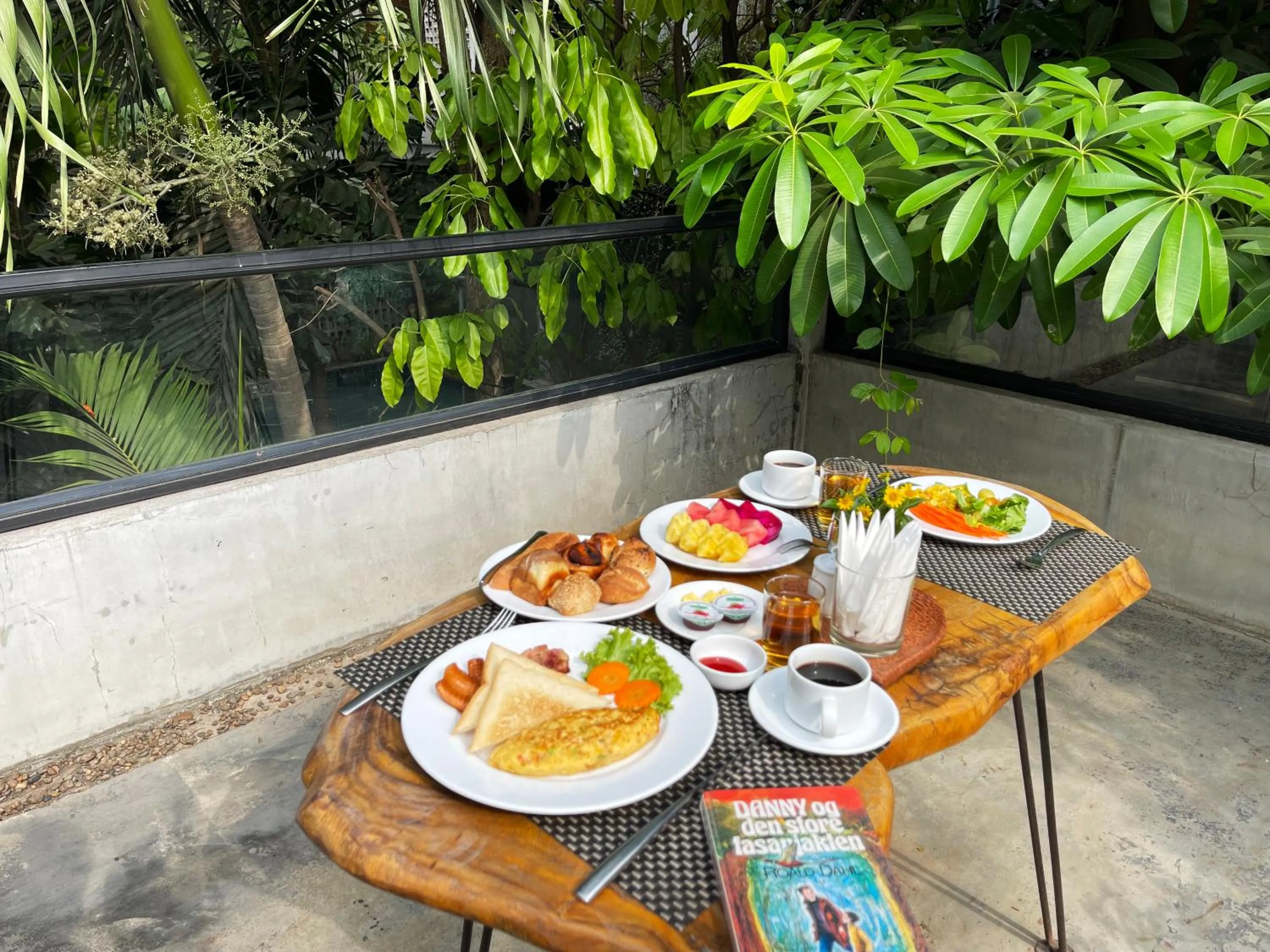 Restaurant/places to eat in Sarina Boutique Hotel