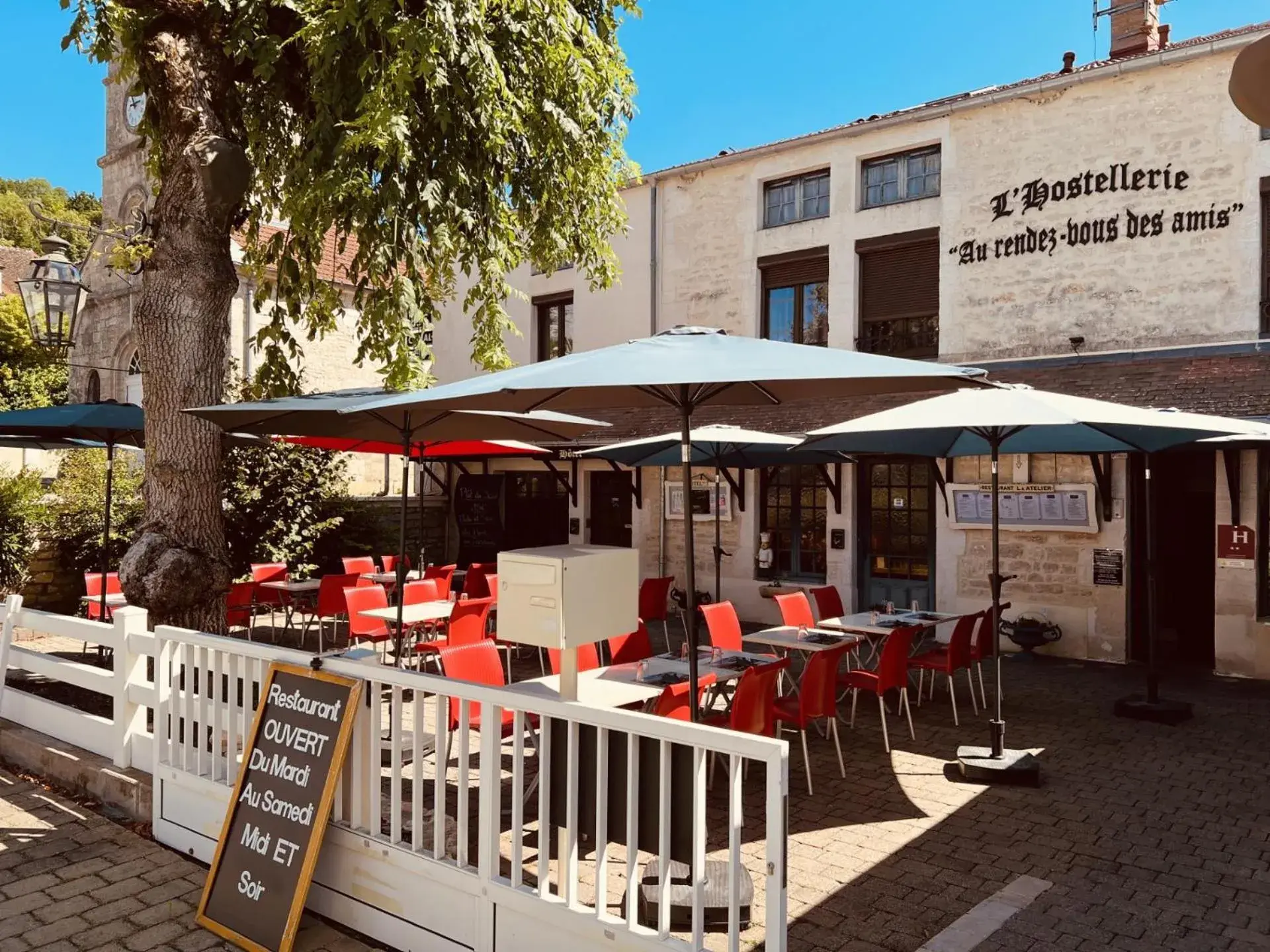 Facade/entrance in Hostellerie Au rendez-vous des amis Facade/entrance in Hostellerie Au rendez-vous des amis