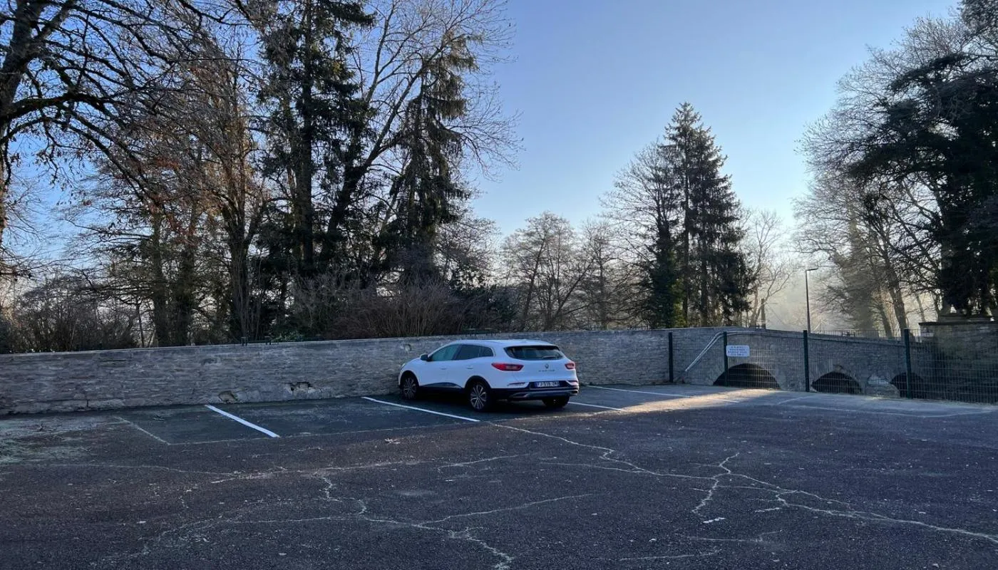 Parking in Hostellerie Au rendez-vous des amis