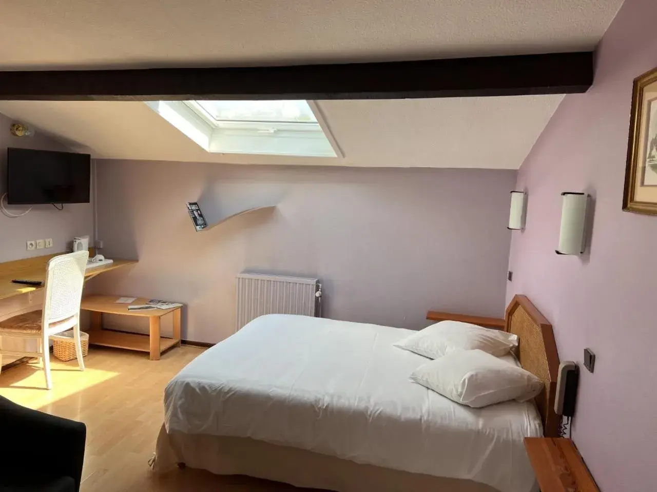 Photo of the whole room, Bed in Hostellerie Au rendez-vous des amis Photo of the whole room, Bed in Hostellerie Au rendez-vous des amis