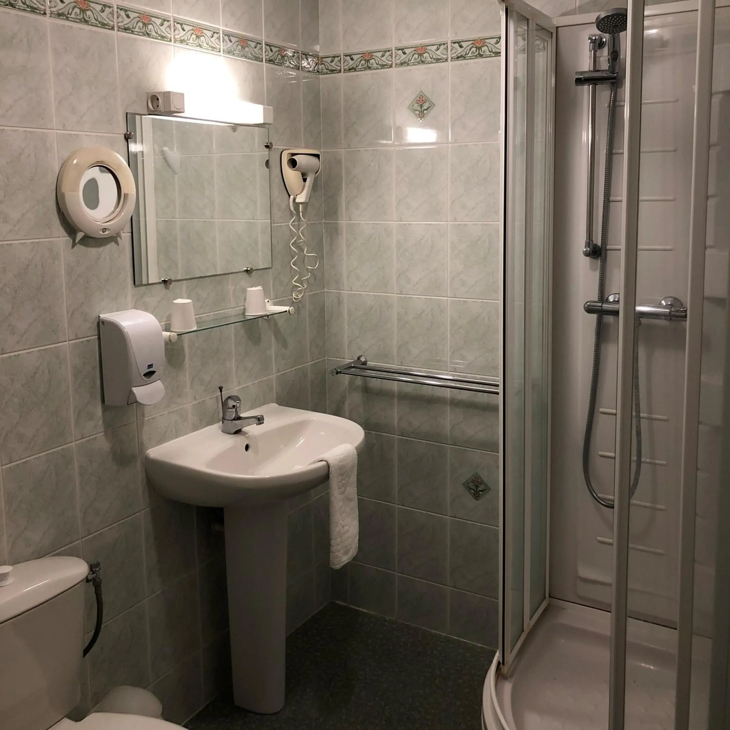 Bathroom in Hostellerie Au rendez-vous des amis Bathroom in Hostellerie Au rendez-vous des amis