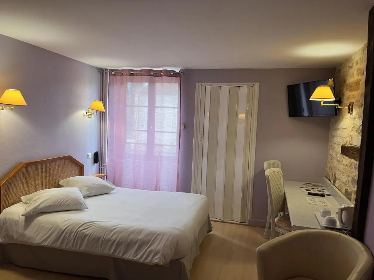 Photo of the whole room, Bed in Hostellerie Au rendez-vous des amis