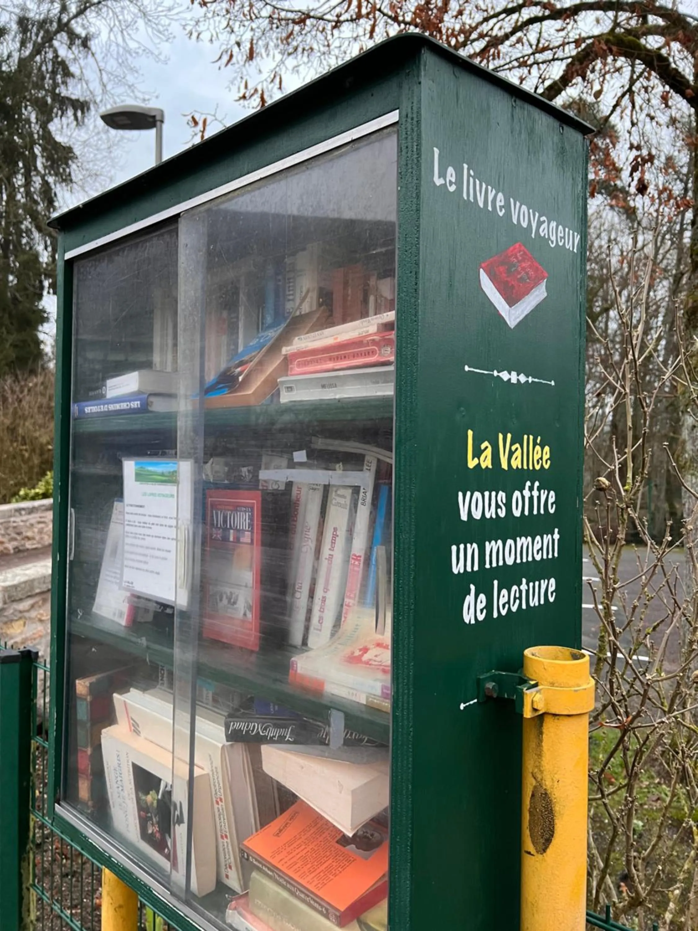 Library in Hostellerie Au rendez-vous des amis