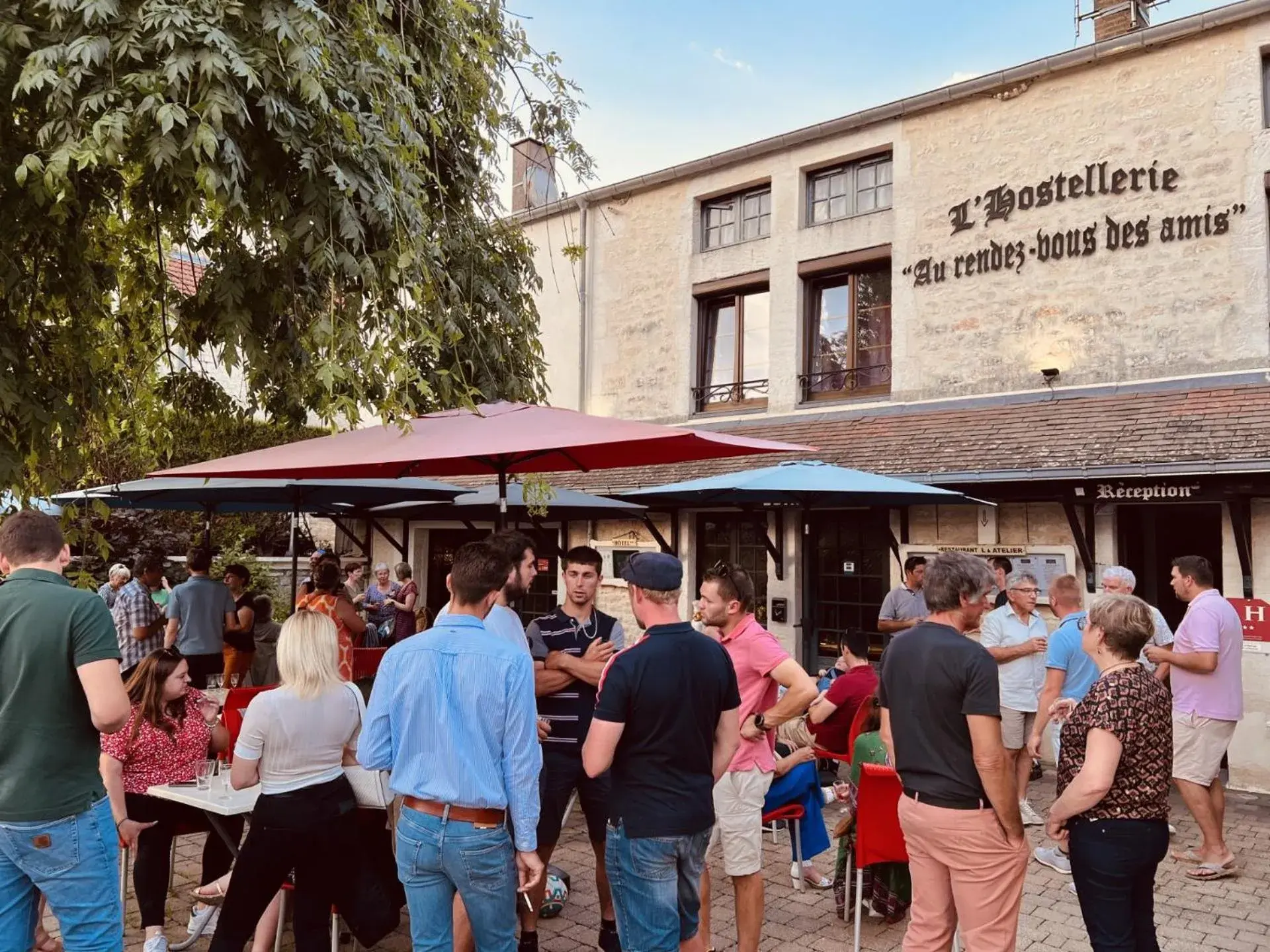 Facade/entrance in Hostellerie Au rendez-vous des amis Facade/entrance in Hostellerie Au rendez-vous des amis