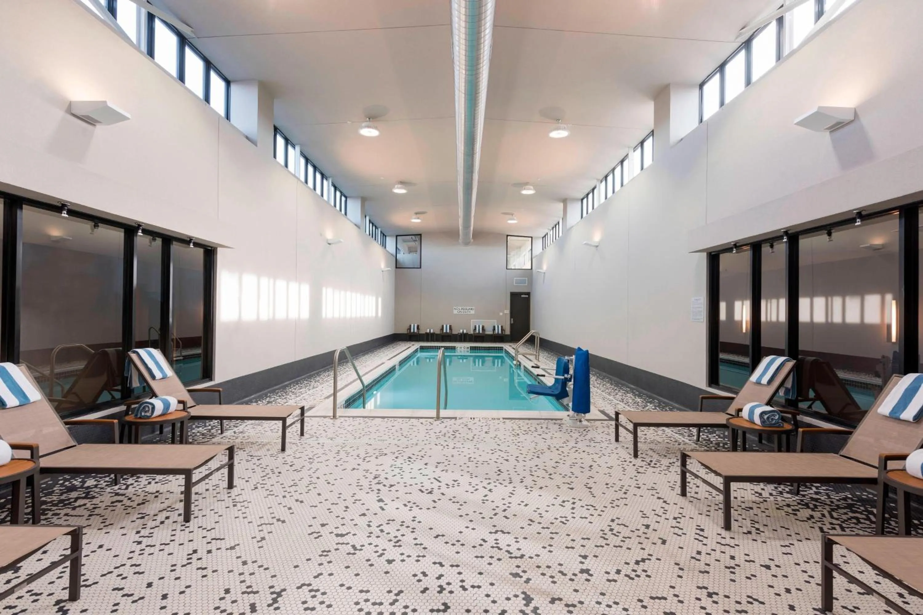 Swimming pool in Courtyard by Marriott Waterloo Cedar Falls
