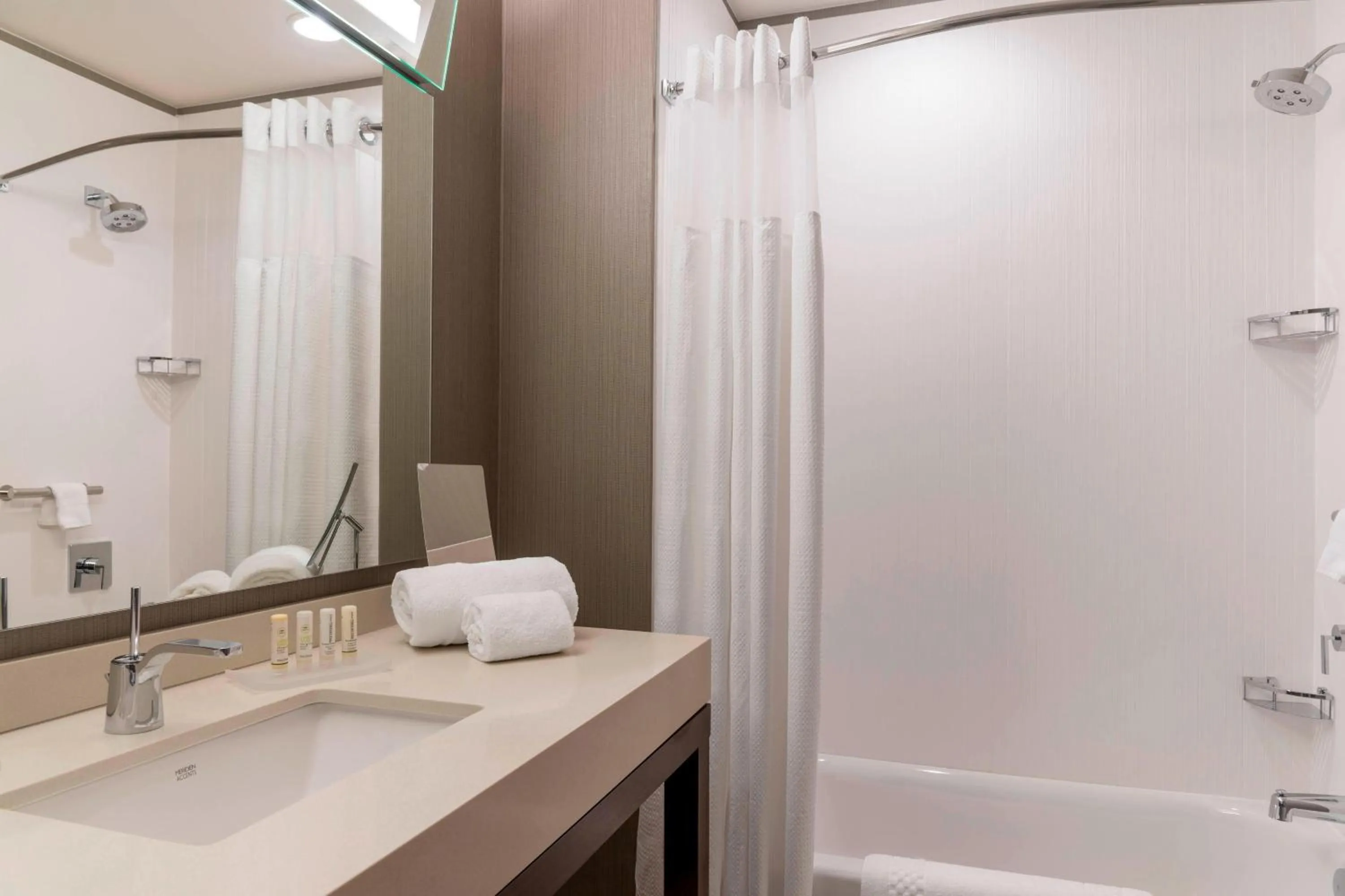 Bathroom in Courtyard by Marriott Waterloo Cedar Falls