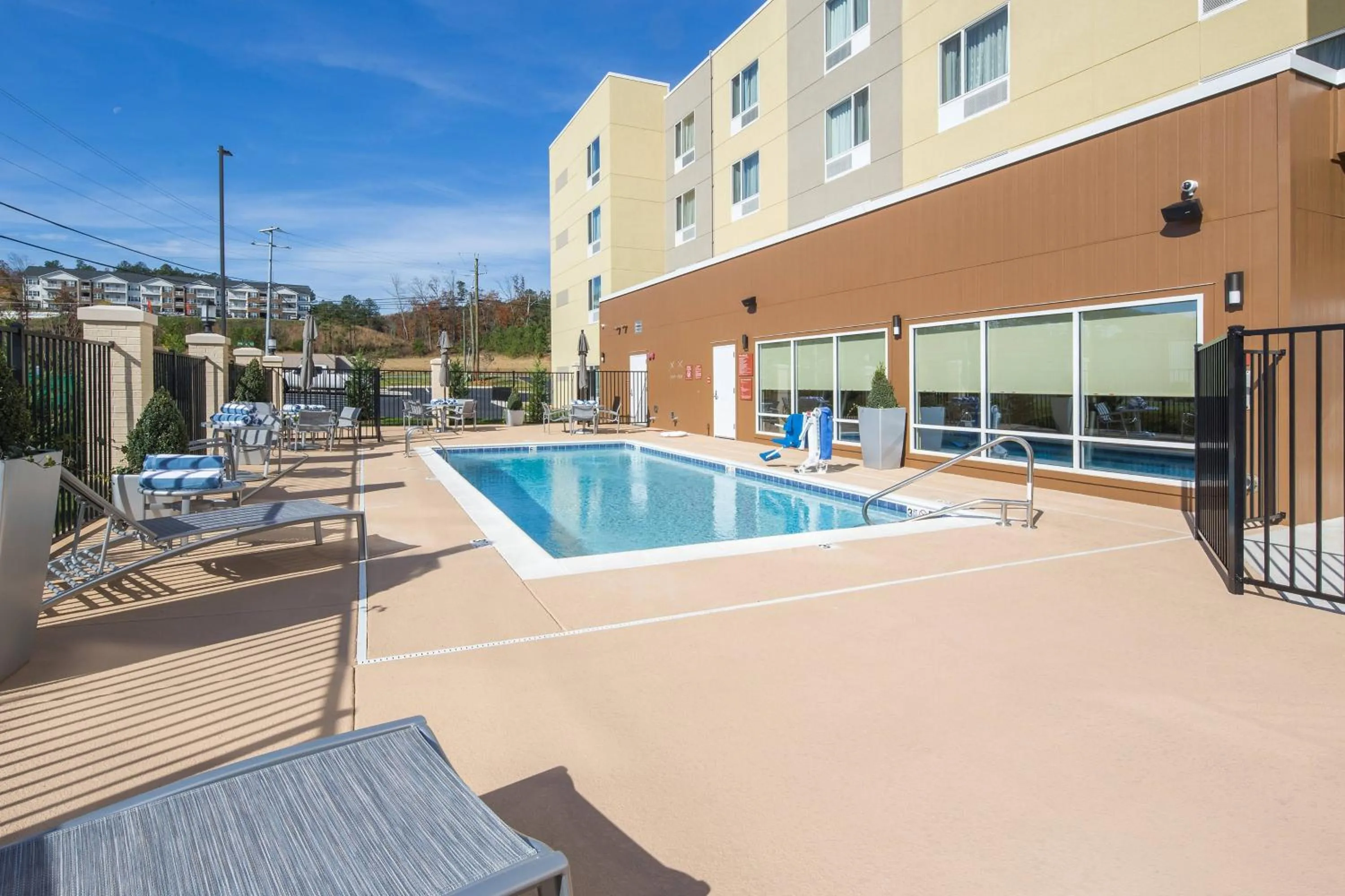 Swimming pool in TownePlace Suites by Marriott Cleveland