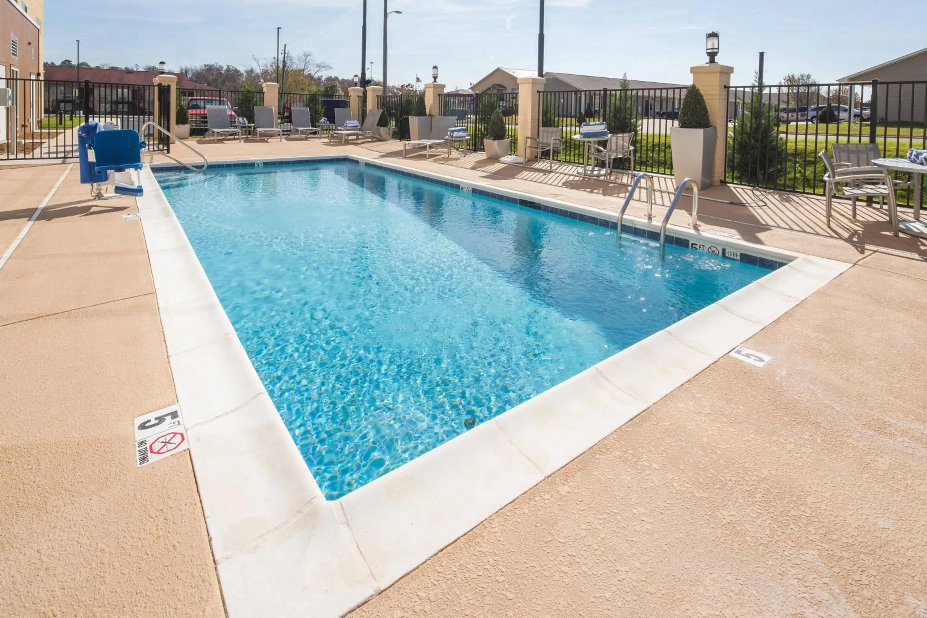 Swimming pool in TownePlace Suites by Marriott Cleveland